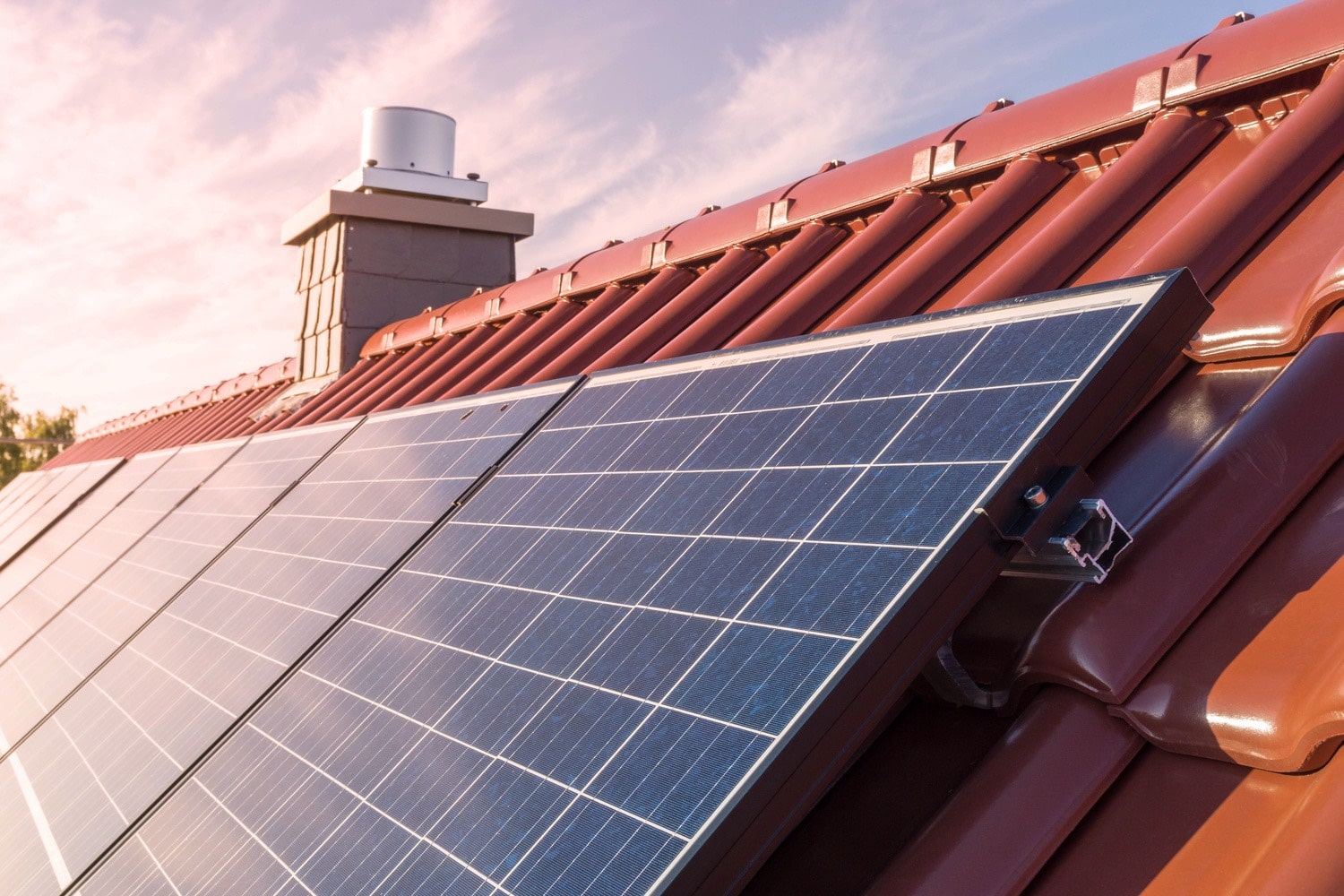 Panele solarne montowane na śruby do dachu