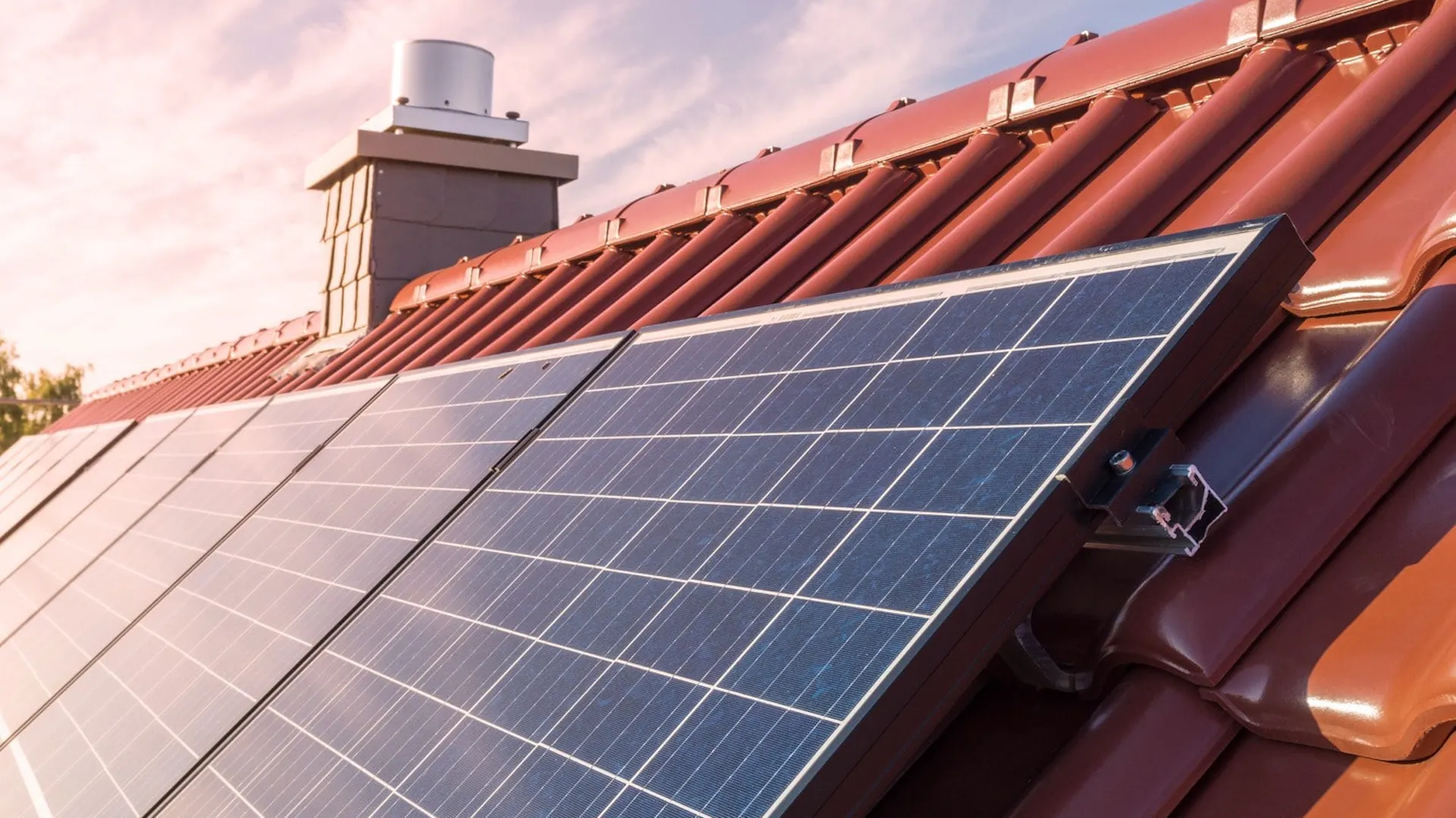 Panele solarne montowane na śruby do dachu