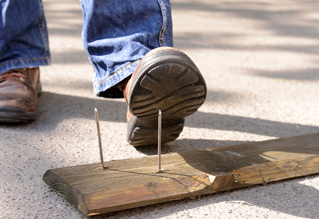 Упала не наступить на ногу. Упала не наступить на ногу. Упала не наступить на ногу. Ботинок наступает на человека. Упала не наступить на ногу.