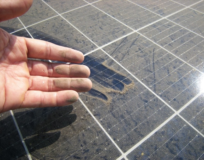 Brudne panele fotowoltaiczne, pokryte grubą warstwą kurzu nie wygenerują odpowiedniej ilości energii elektrycznej