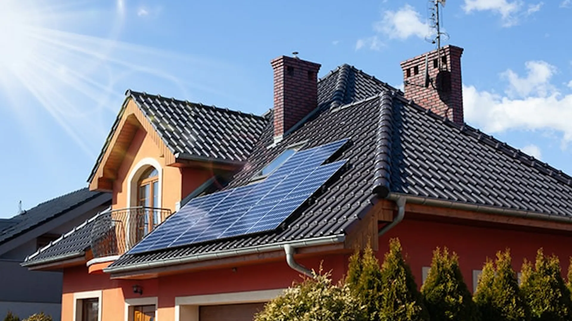 Panele fotowoltaiczne na dachu domu