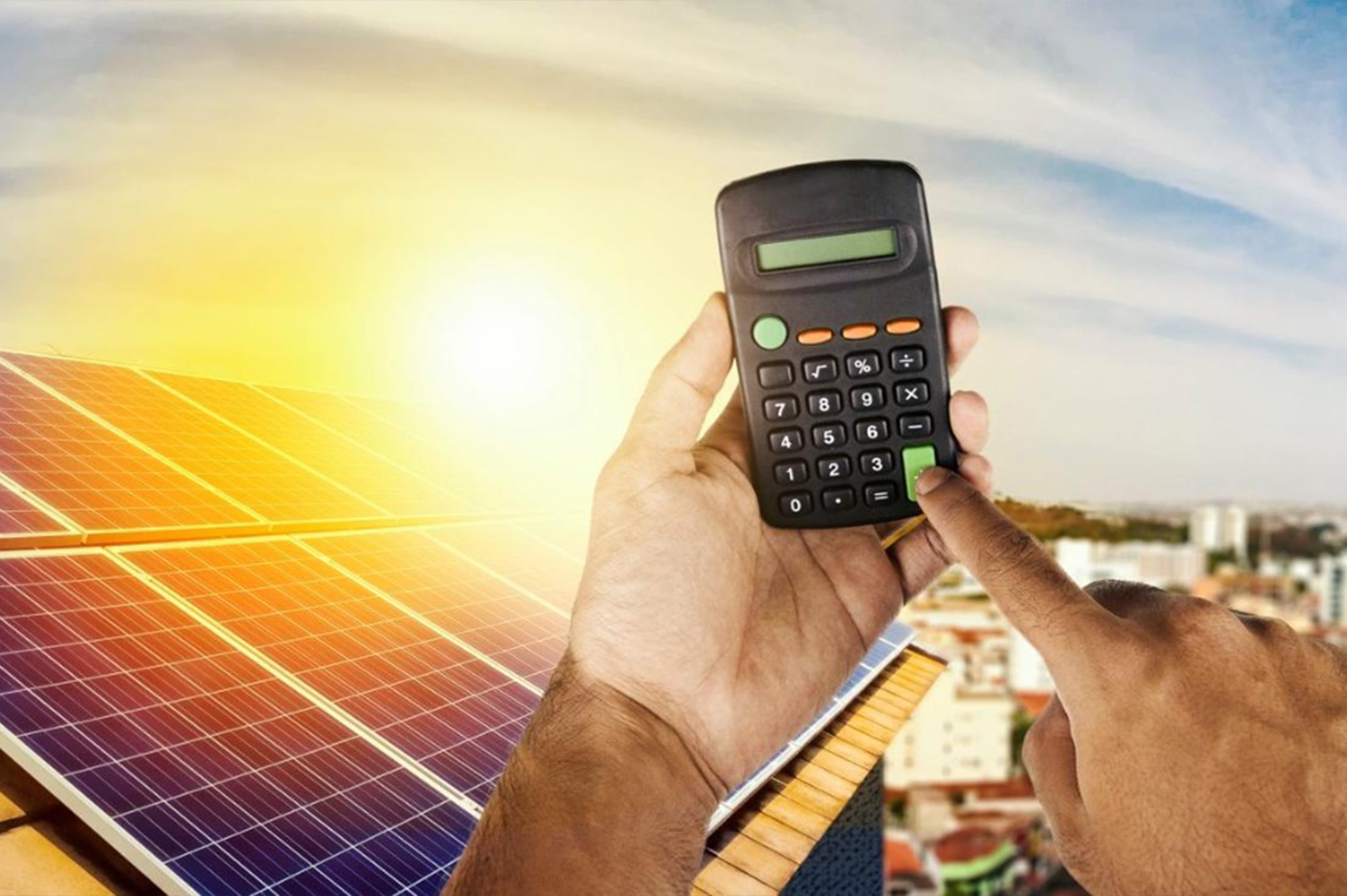 Mężczyzna oblicza koszty instalacji fotowoltaicznej