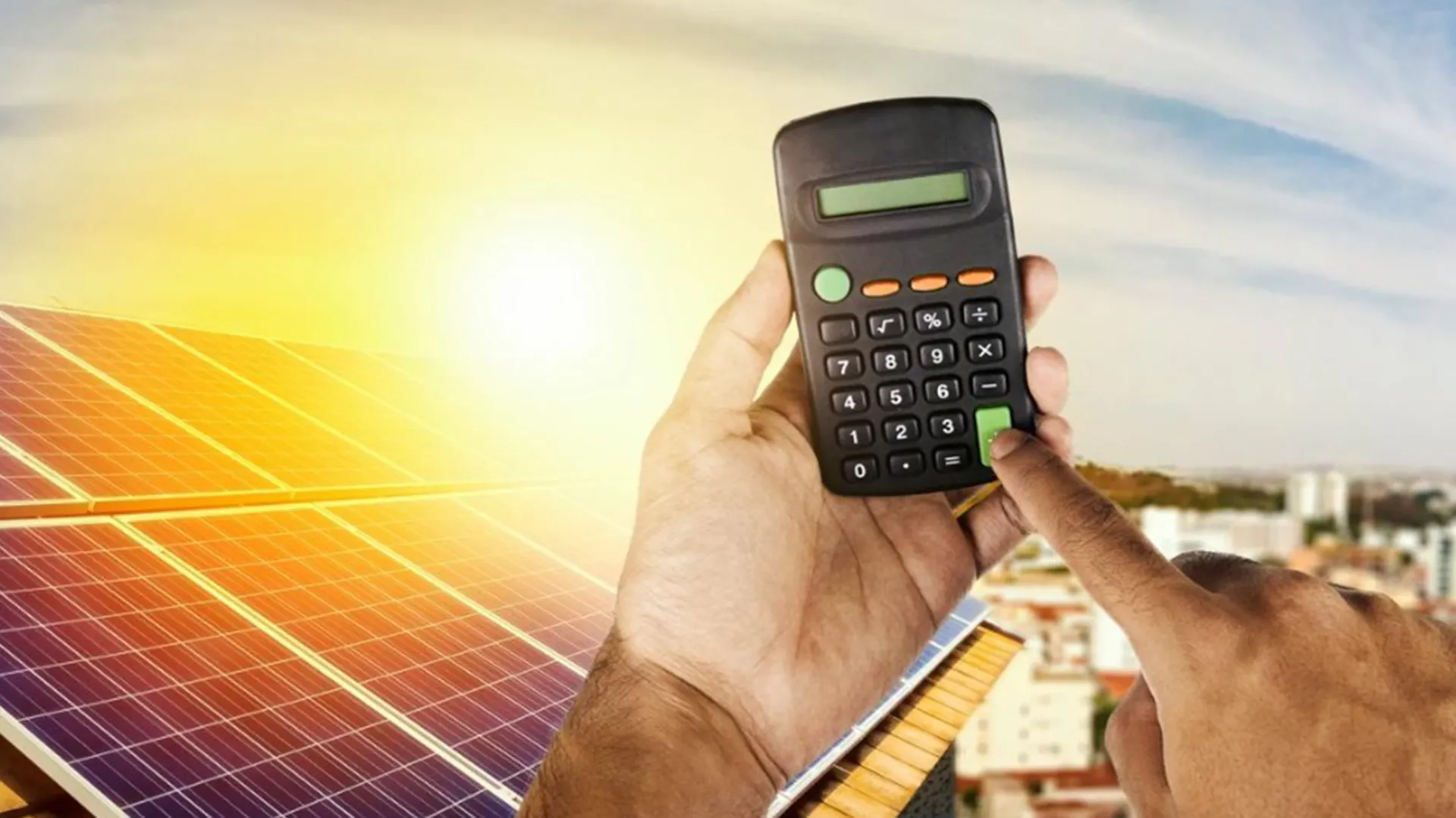 Mężczyzna oblicza koszty instalacji fotowoltaicznej