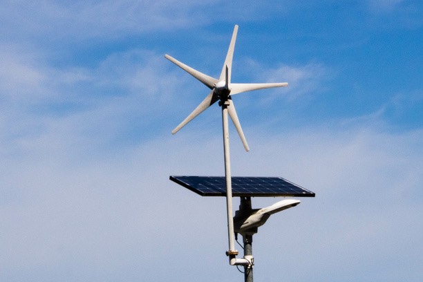 Wiatrak i moduł solarny tworzą hybrydową instalację elektryczną.