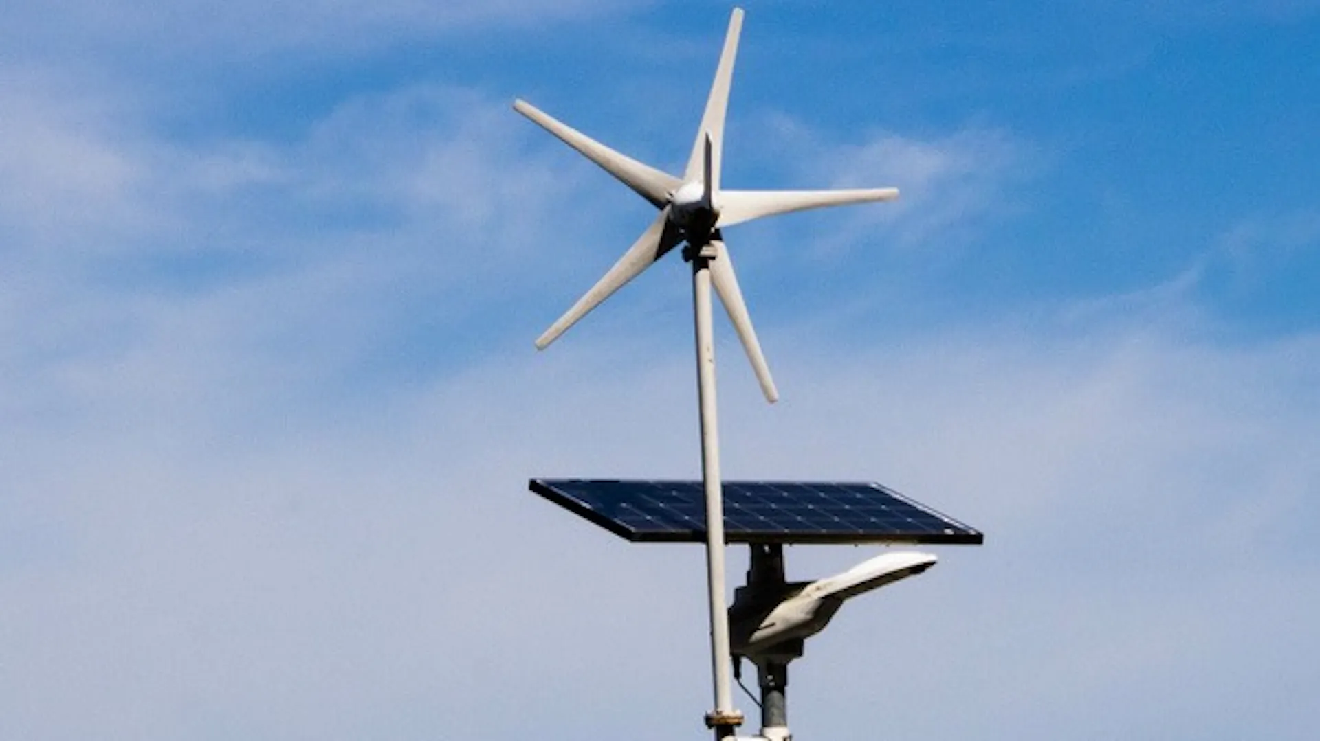 Wiatrak i moduł solarny tworzą hybrydową instalację elektryczną.