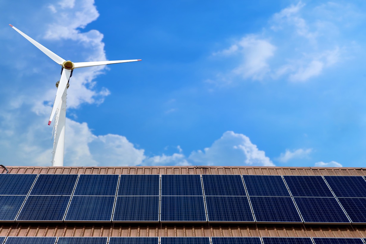 Połączenie energii wiatrowej i solarnej w domu jednorodzinnym daje stabilność energetyczną i oszczędności.