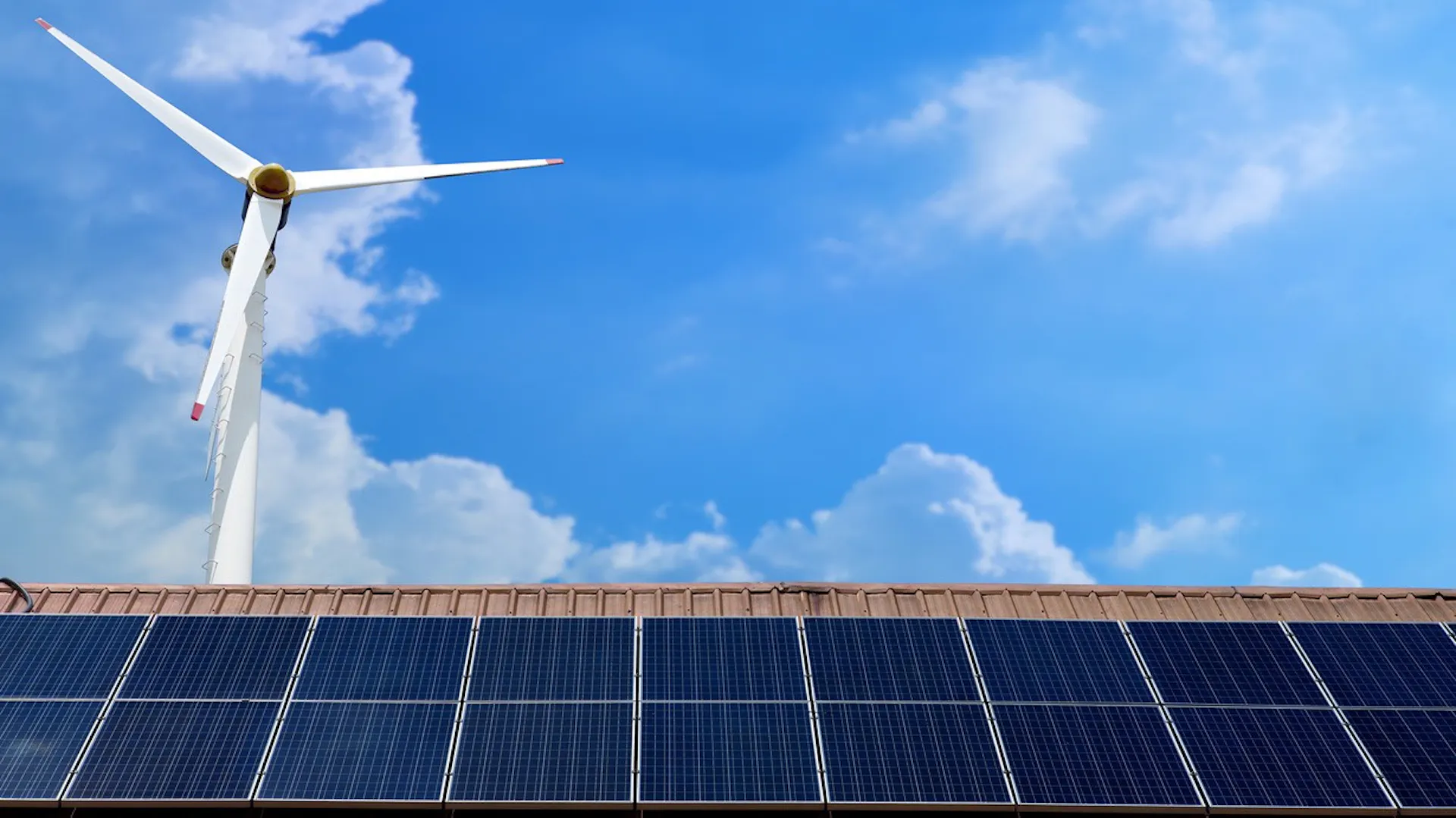 Połączenie energii wiatrowej i solarnej w domu jednorodzinnym daje stabilność energetyczną i oszczędności.
