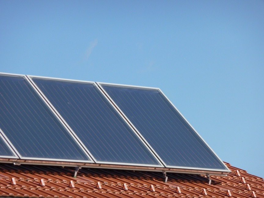 Nadwyżkę energii elektrycznej z paneli fotowoltaicznych można korzystnie rozliczyć.