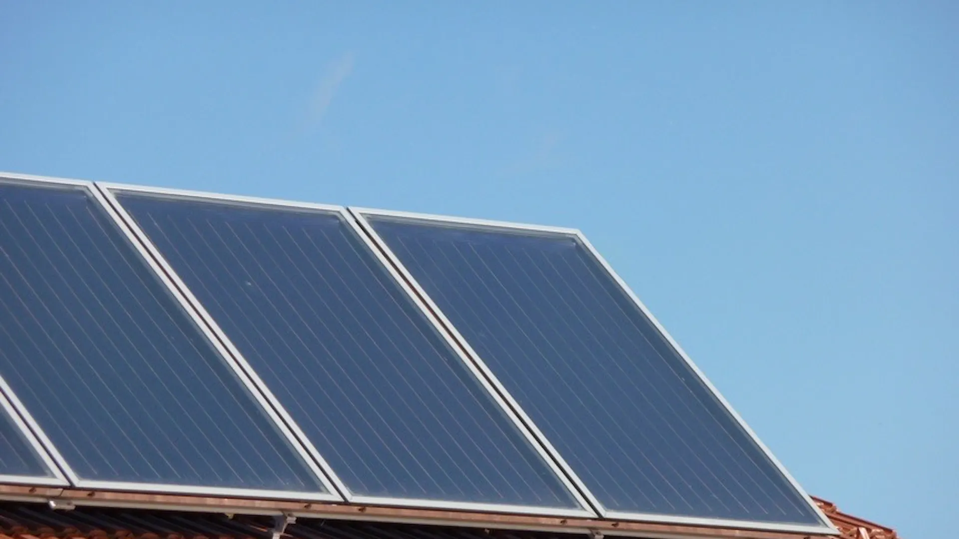 Nadwyżkę energii elektrycznej z paneli fotowoltaicznych można korzystnie rozliczyć.