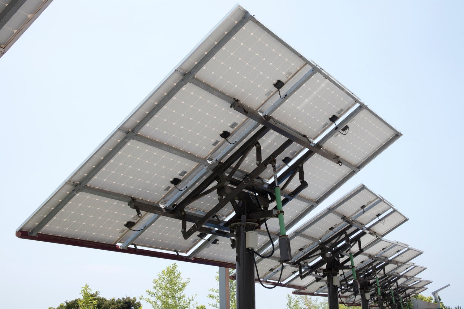 Ruchomy panel solarny dostosowuje się do kierunku padania promieni słonecznych