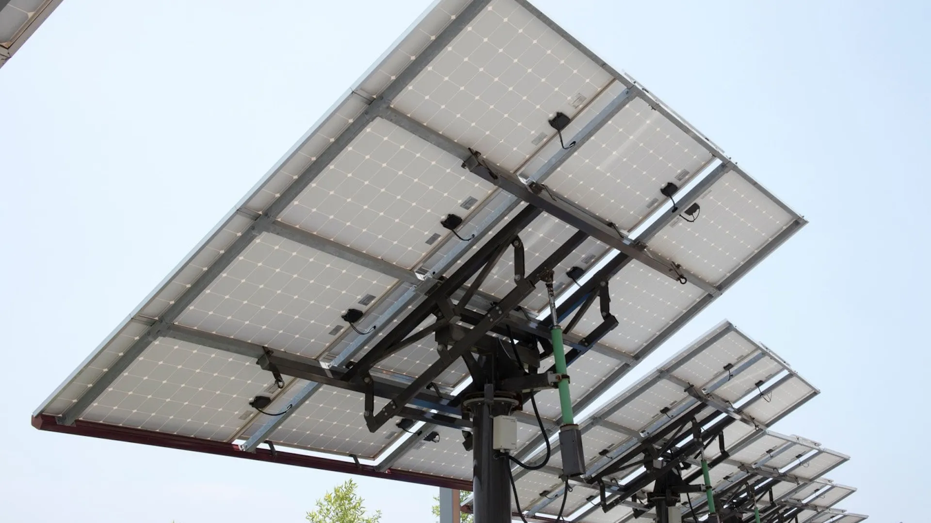 Ruchomy panel solarny dostosowuje się do kierunku padania promieni słonecznych