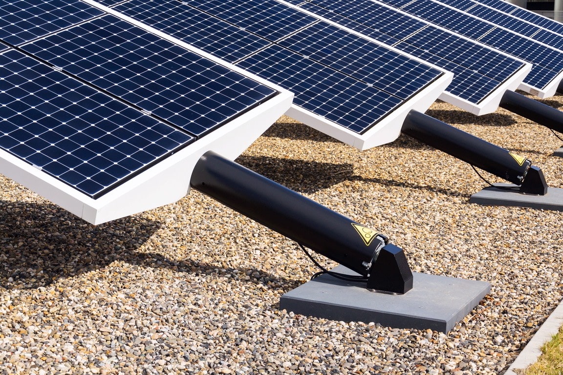 Trackery solarne montowane na gruncie dopasowują się do warunków pogodowych