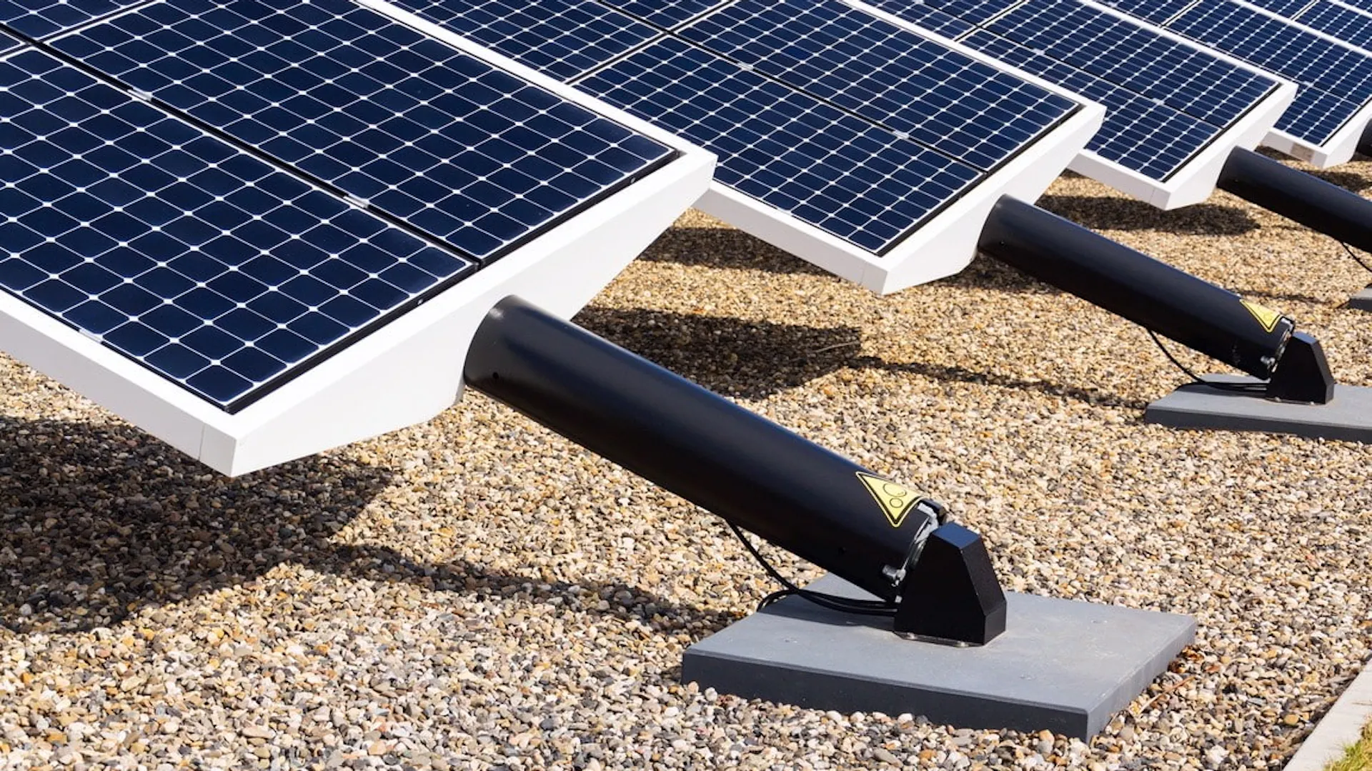 Trackery solarne montowane na gruncie dopasowują się do warunków pogodowych