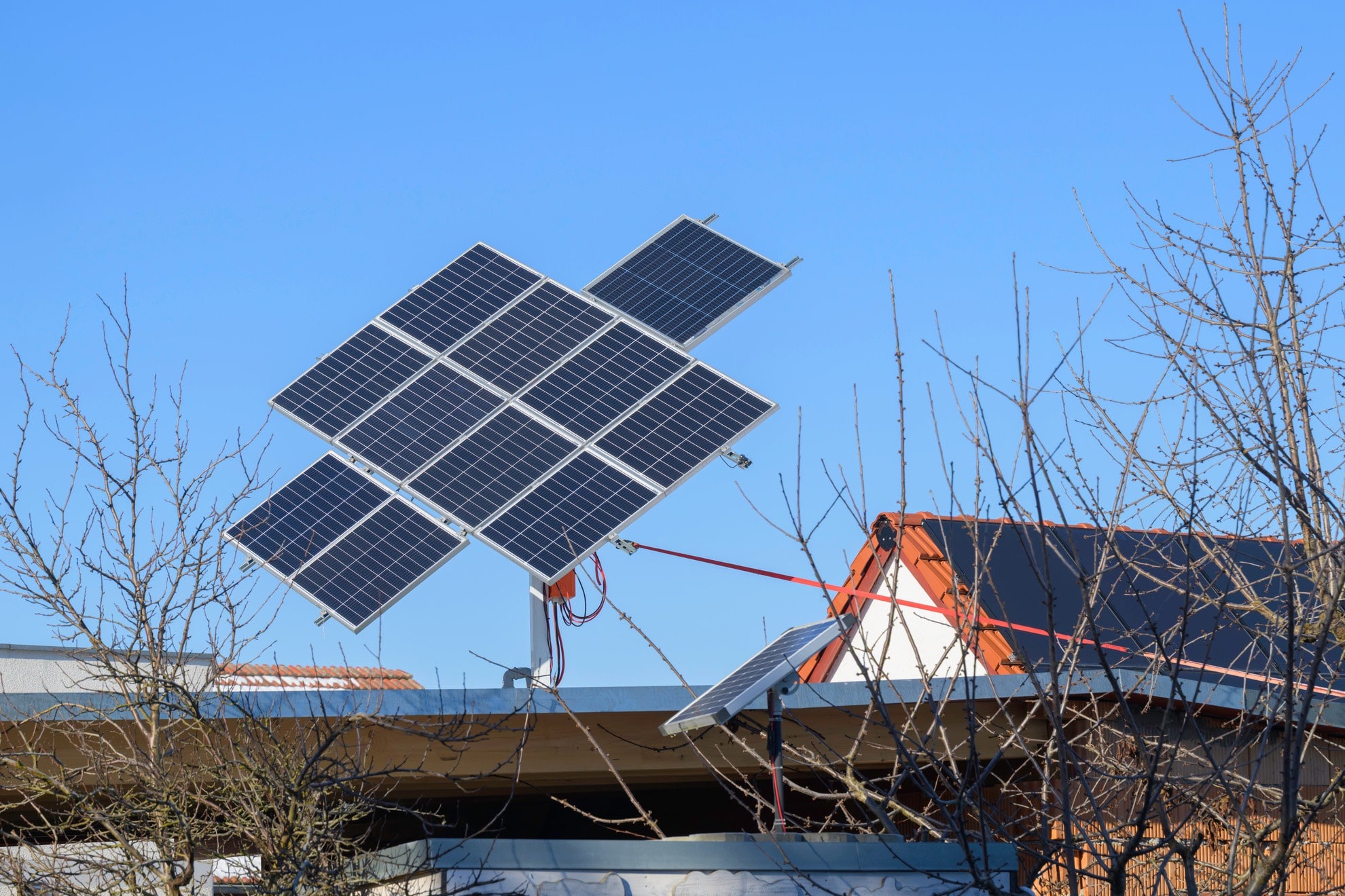 Ruchomy panel solarny na dachu dostosowuje ustawienie do kierunku padania promieni słonecznych