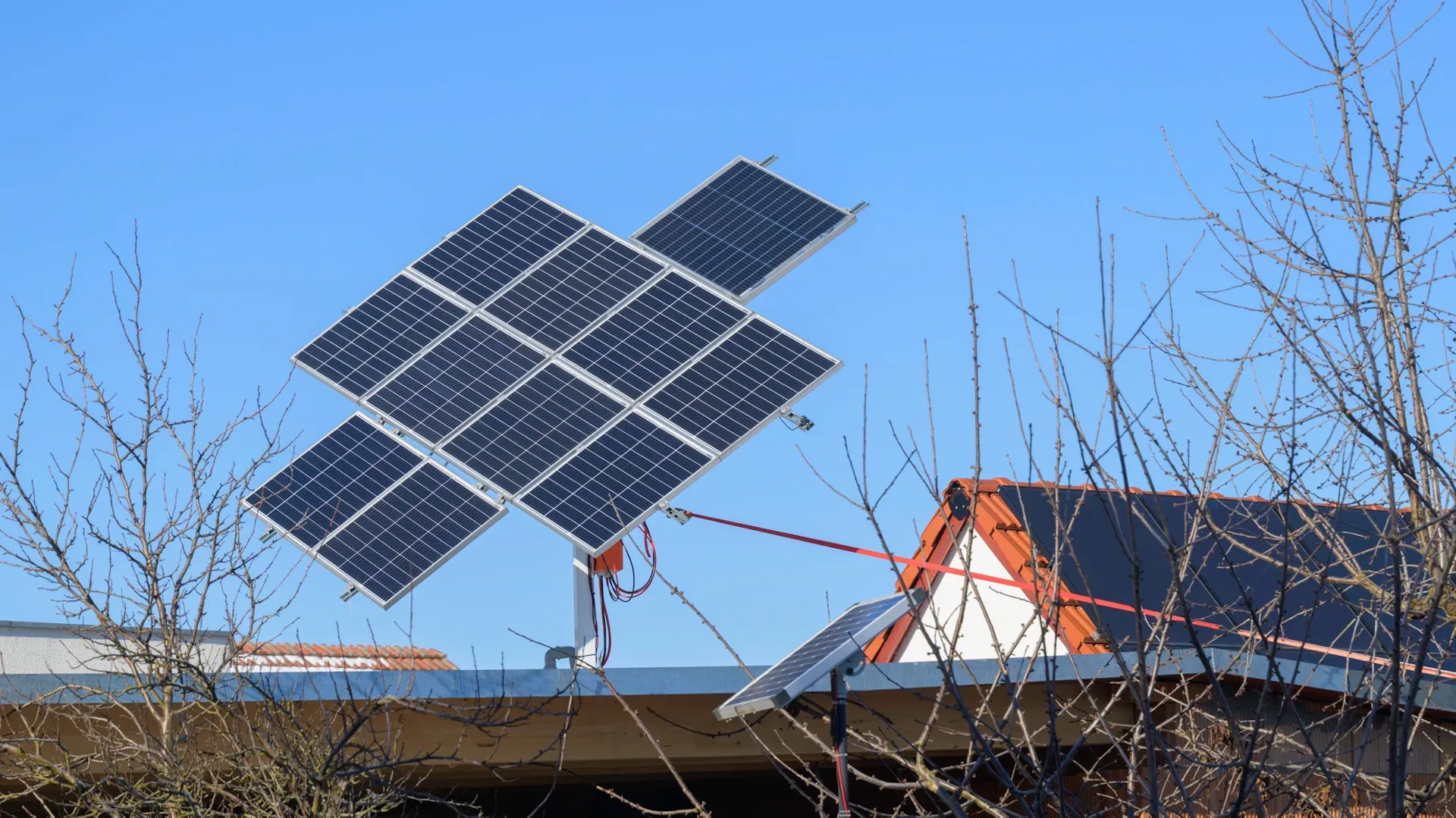 Ruchomy panel solarny na dachu dostosowuje ustawienie do kierunku padania promieni słonecznych