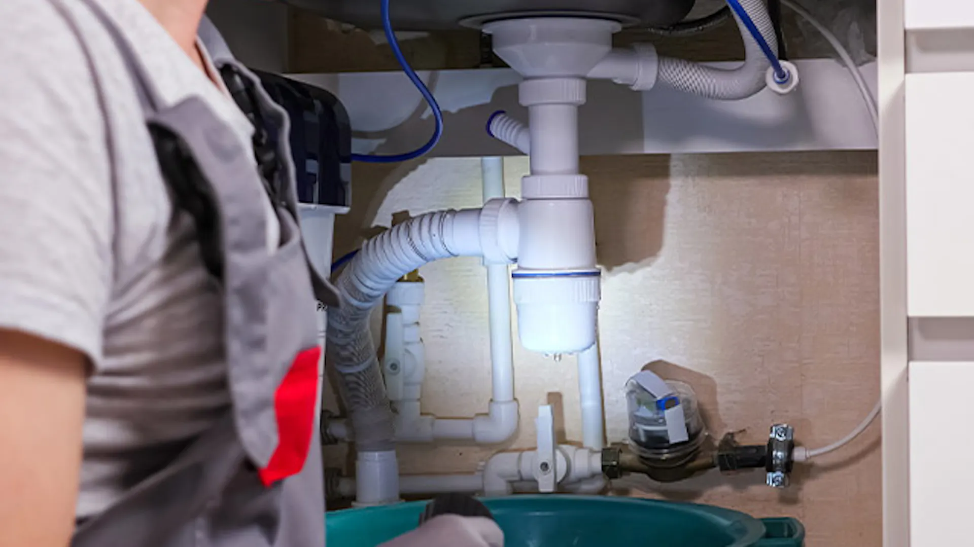 Syfon i odpływ z umywalki