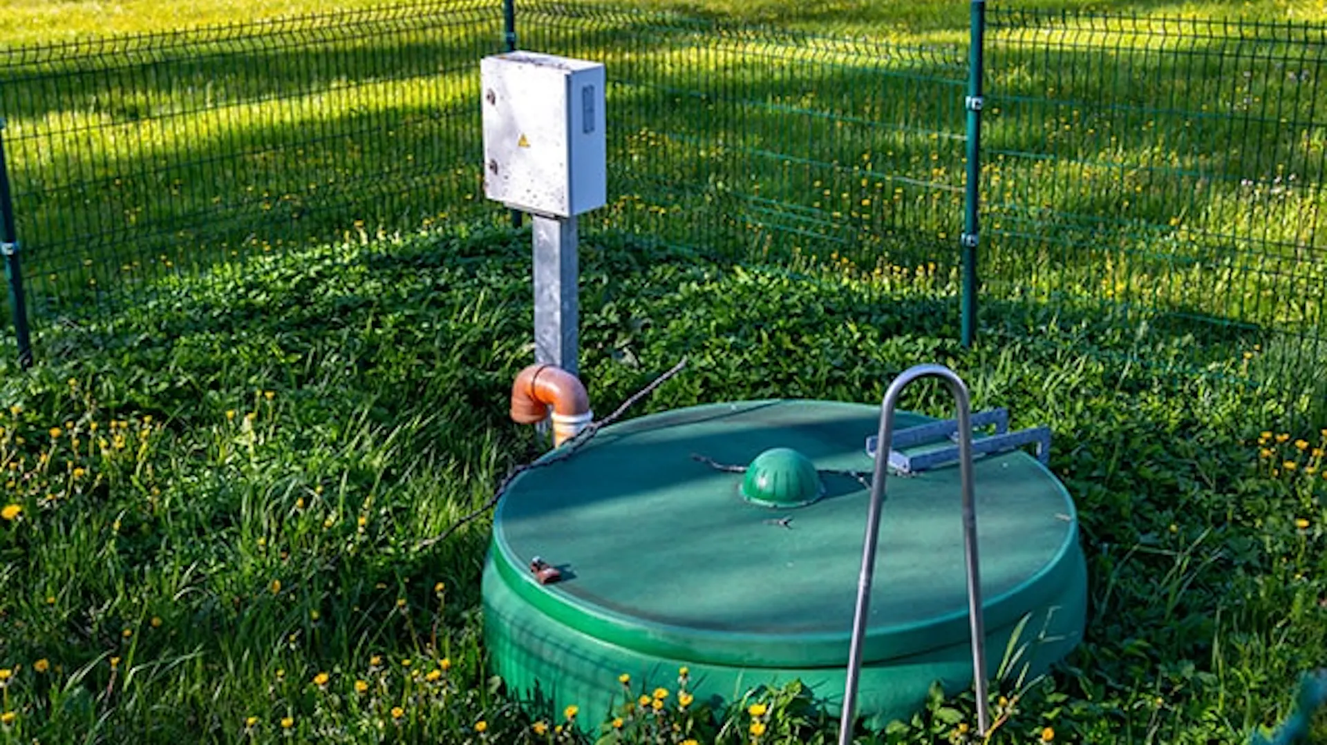 Naziemne elementy przydomowej oczyszczalni ścieków.