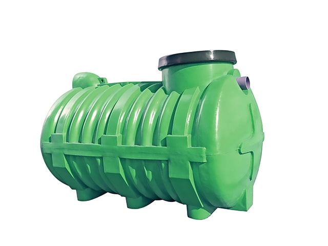 Element przydomowej oczyszczalni ścieków. Zielony osadnik gnilny, czyli zbiornik na ścieki.