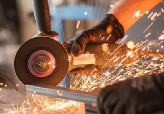 Kątówka szlifuje metalową rurkę