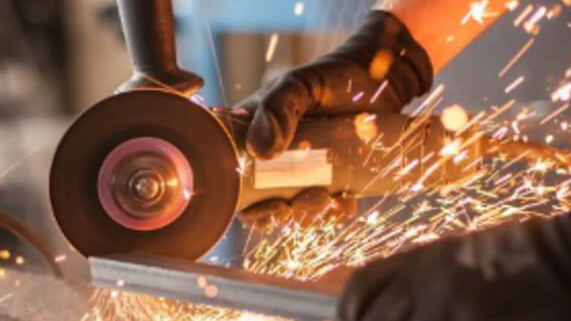 Kątówka szlifuje metalową rurkę