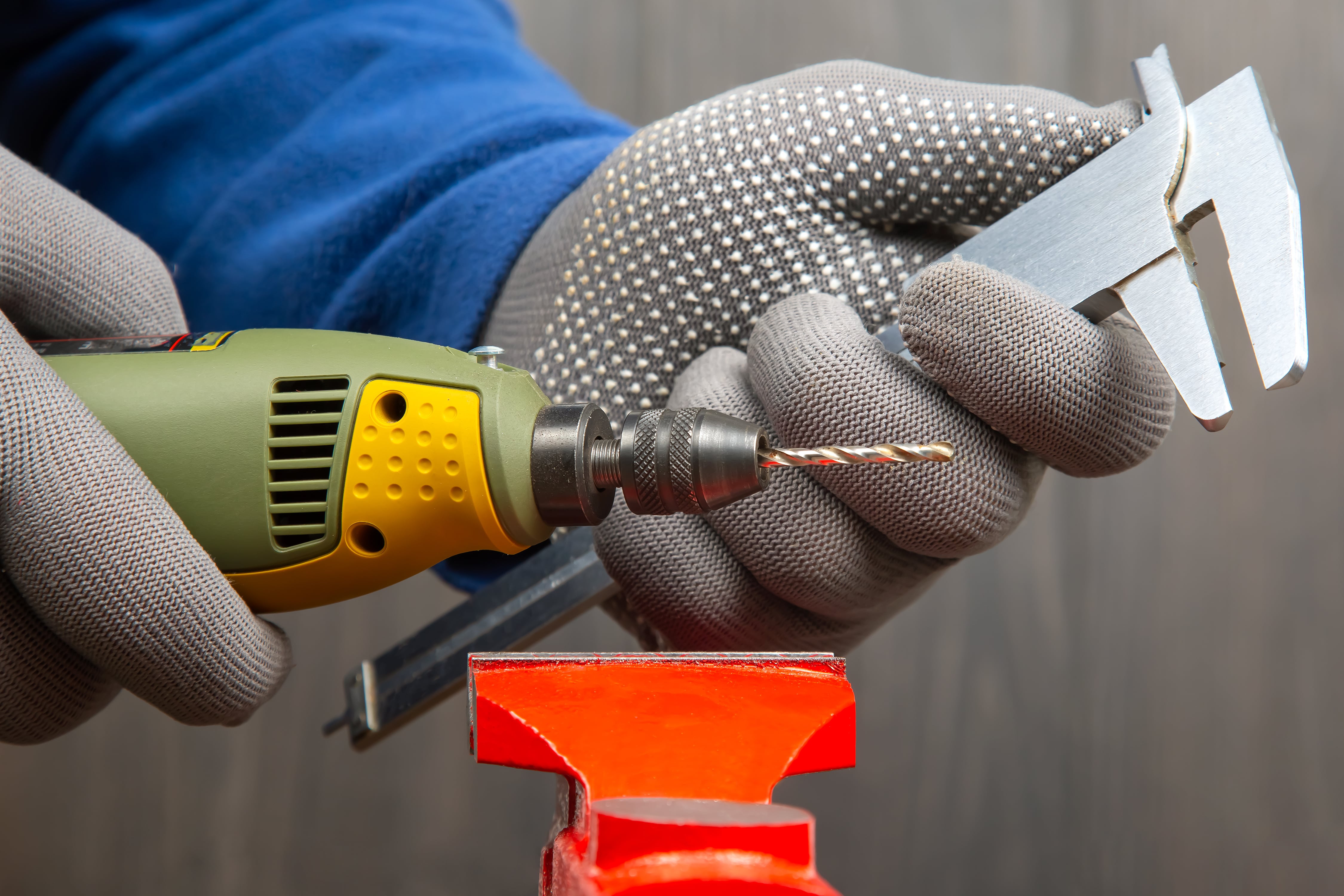 Dremel gotowy do wiercenia mikrootworów.