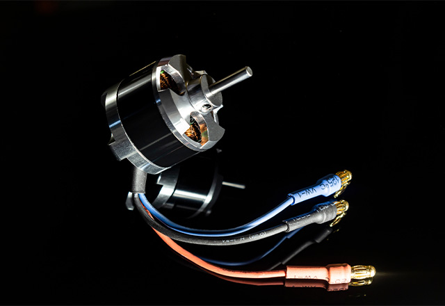 Na czym polega przewaga silników bezszczotkowych nad szczotkowymi?