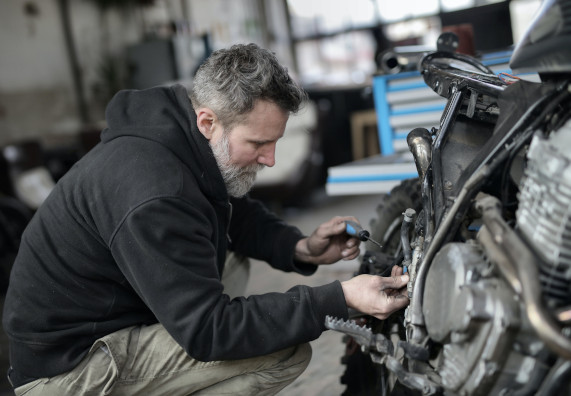Dobre wyposażenie garażu pozwoli Ci np. samodzielnie naprawić motocykl