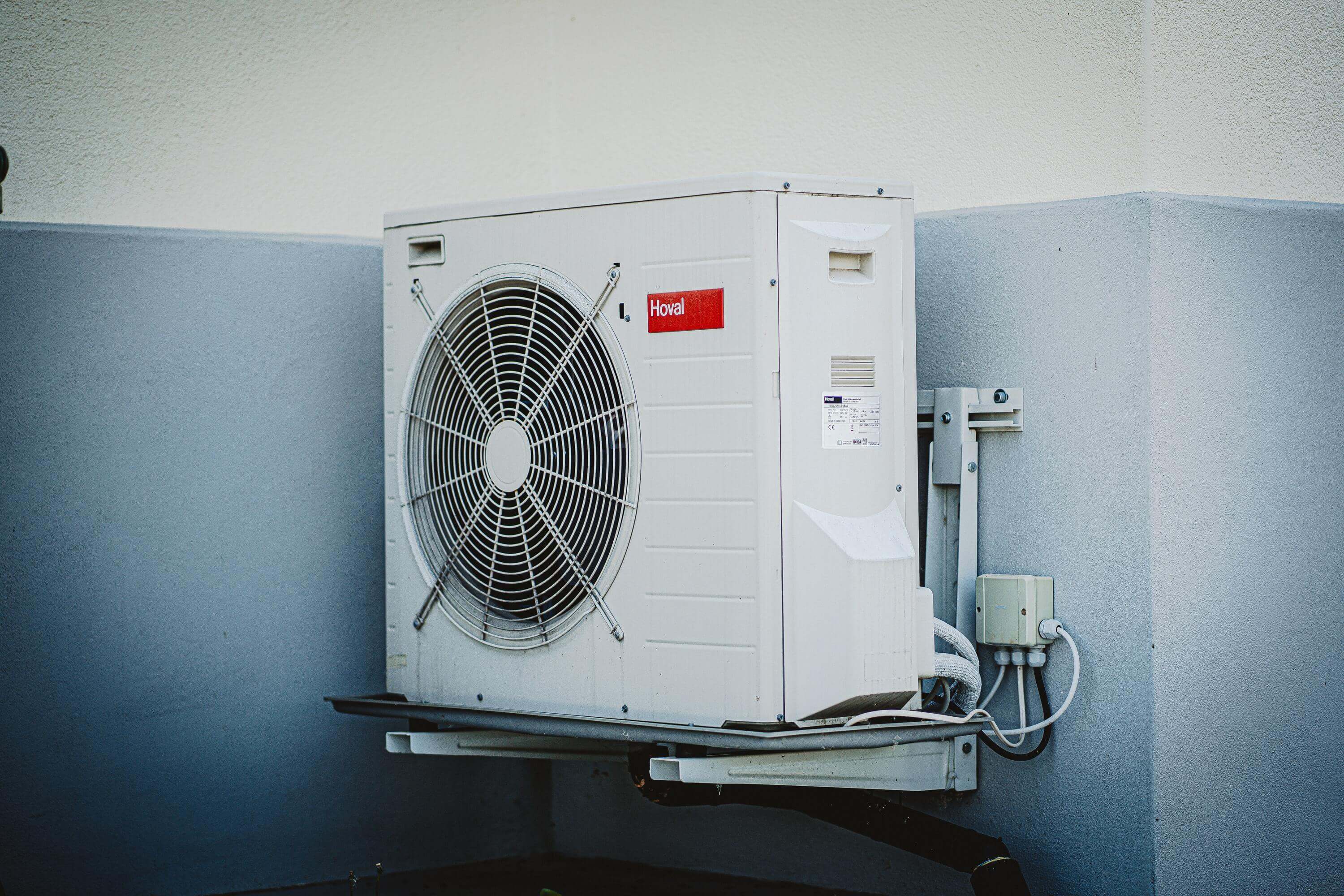 Klimatyzator na ścianie budynku