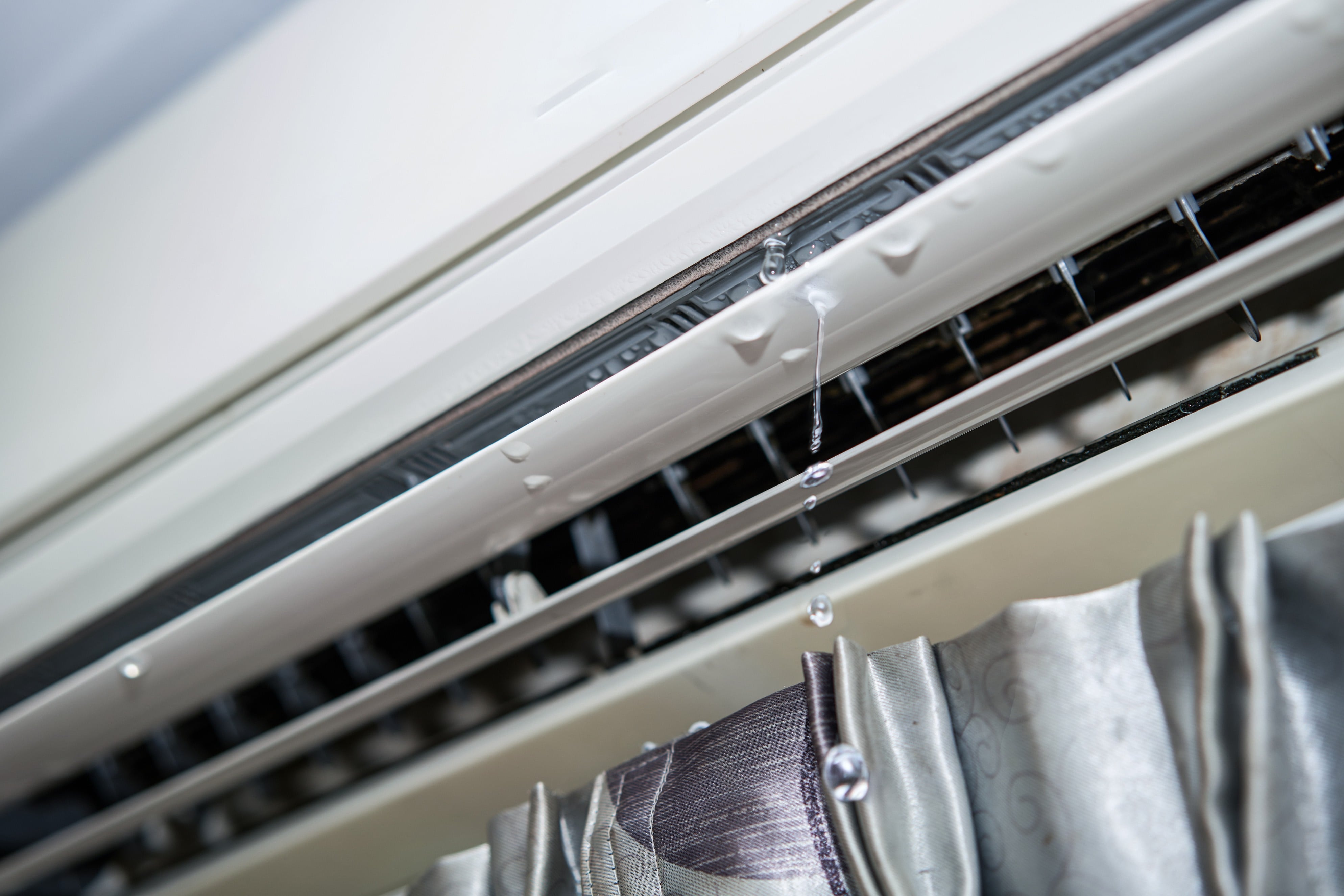 Cieknący klimatyzator może być źródłem dużych problemów