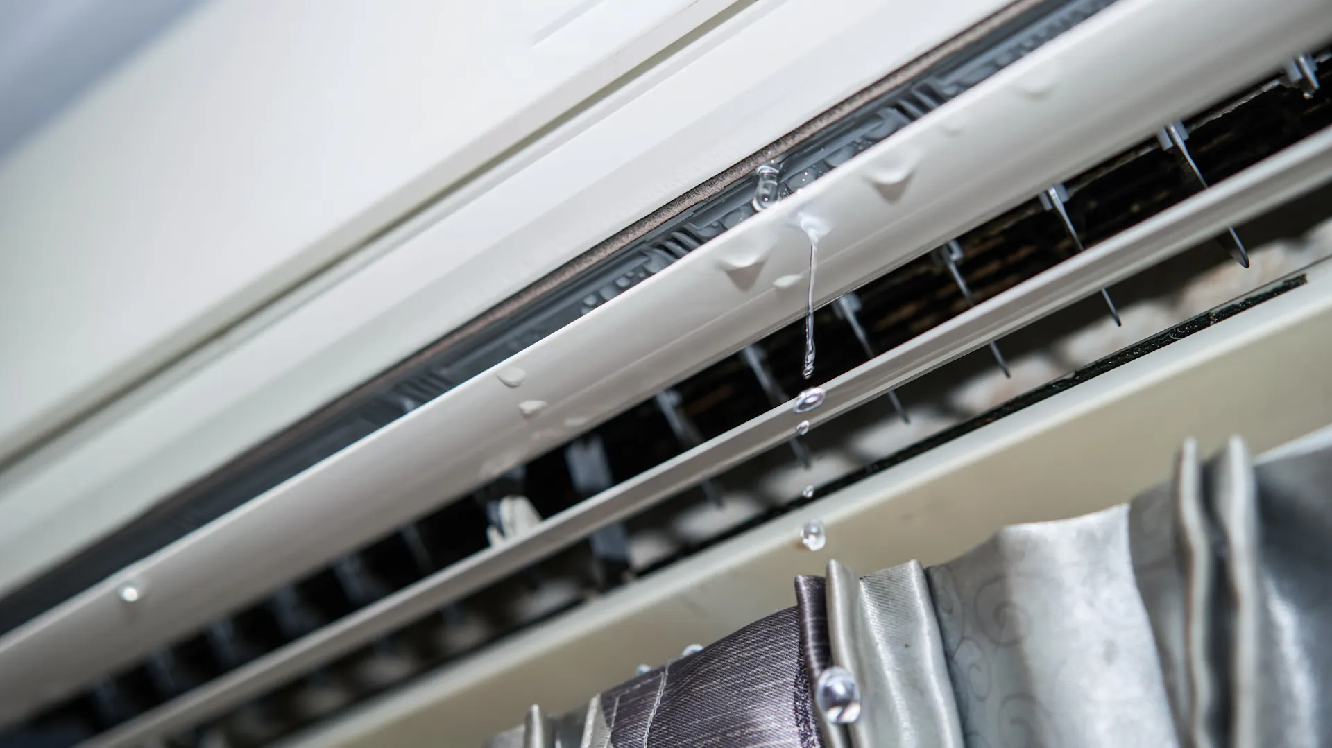 Cieknący klimatyzator może być źródłem dużych problemów