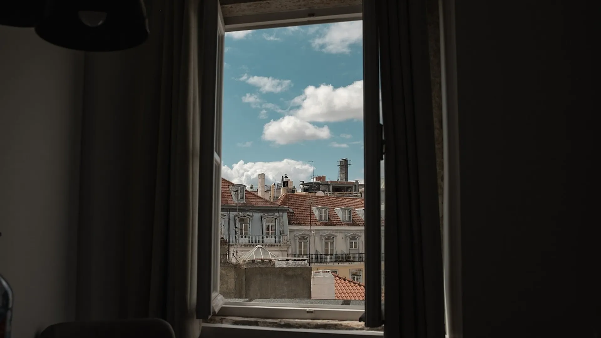 Otwarte na oścież okno.