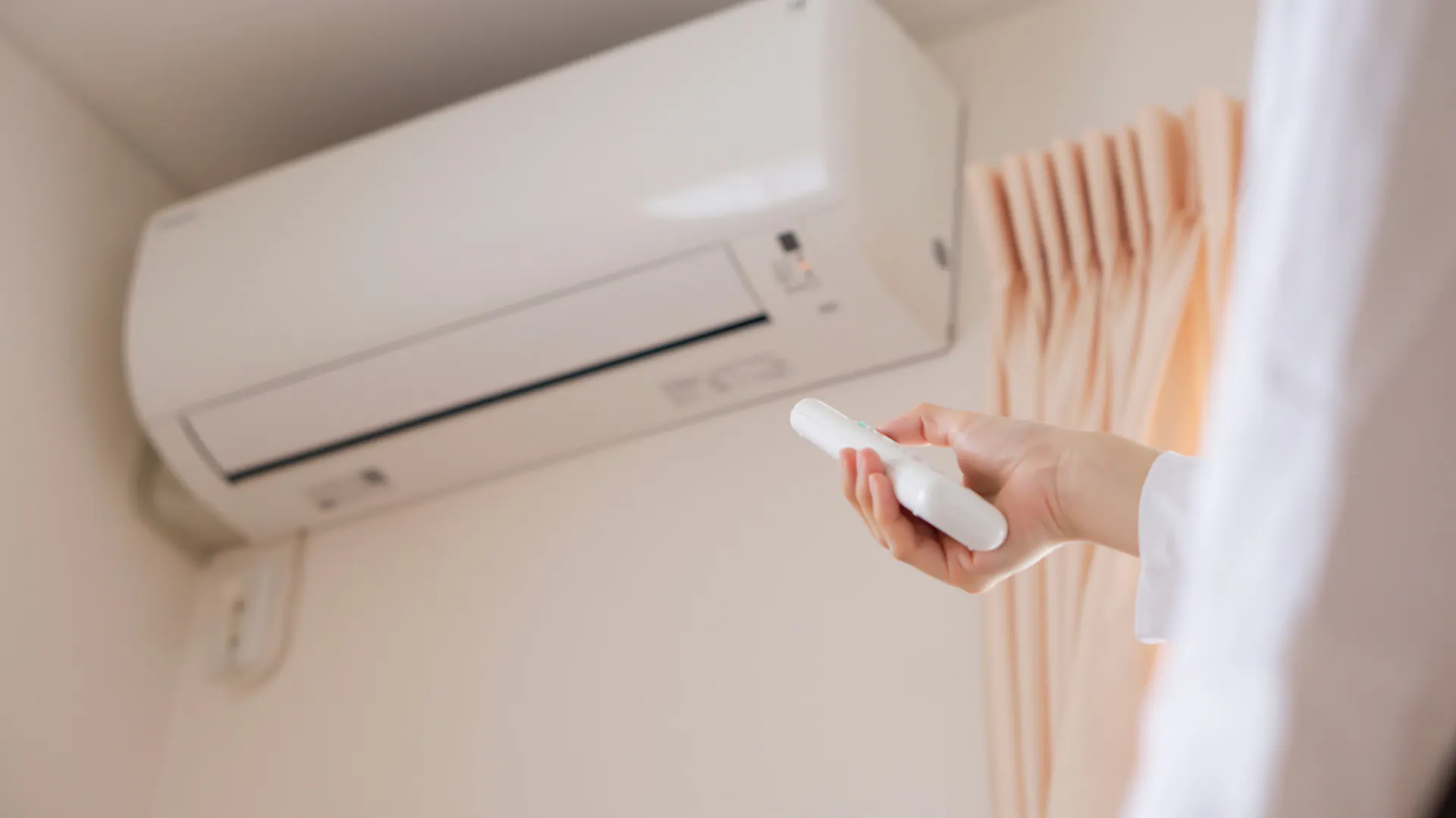 Klimatyzator split zamontowany pod sufitem w salonie