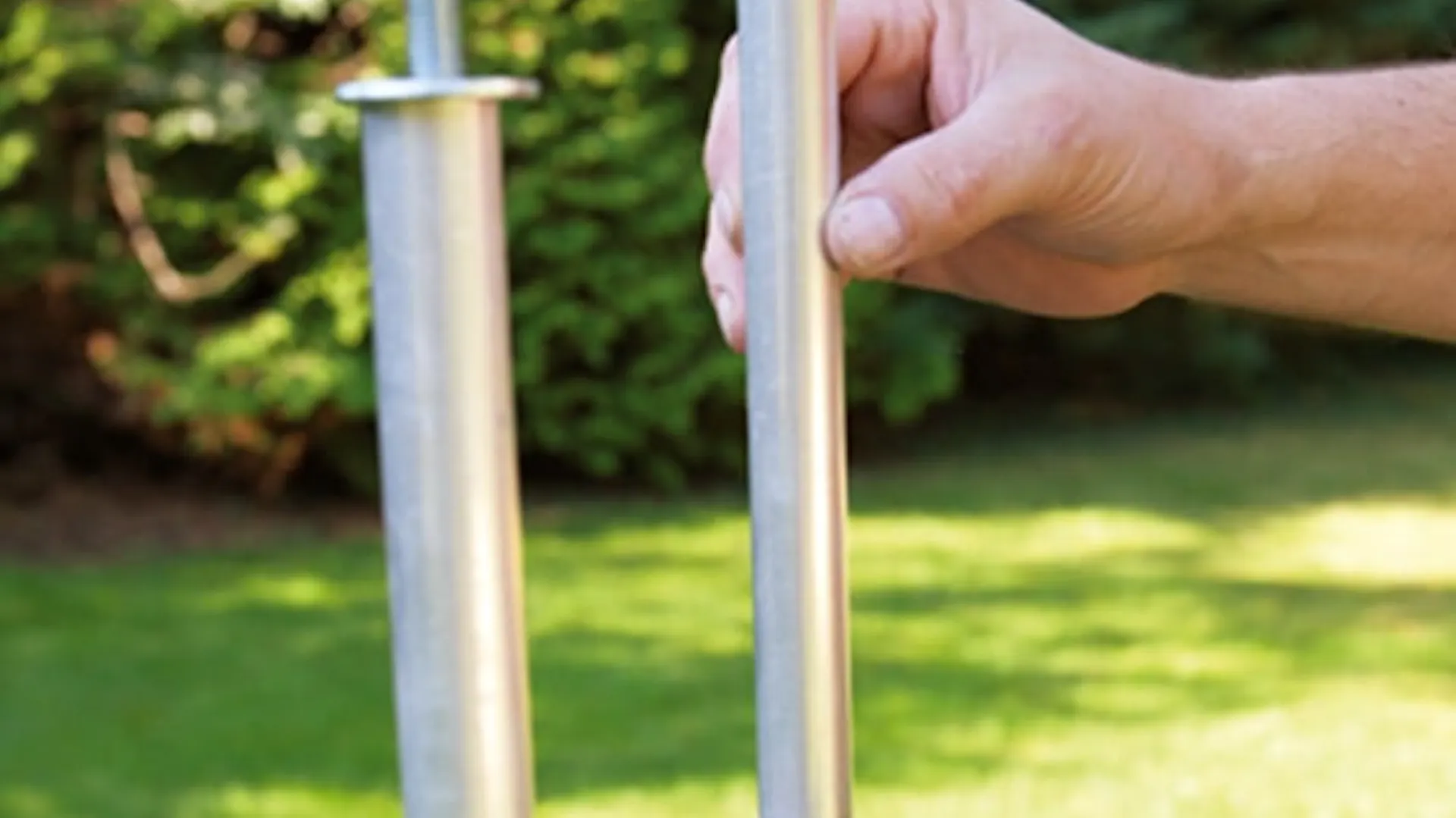 Montaż tulei aluminiowych pomiędzy poszczególnymi poziomami piramidy kwiatowej