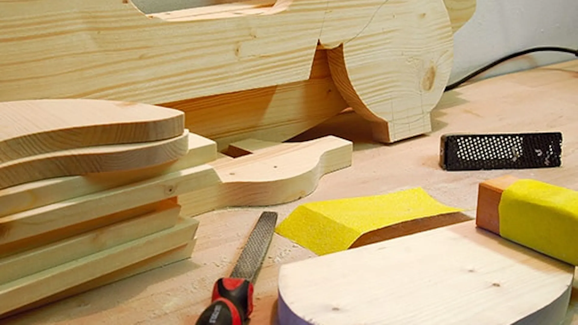 Docięte drewniane elementy na skuter DIY