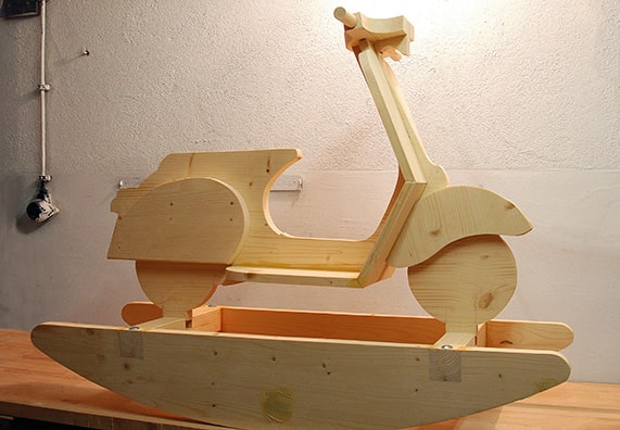 Drewniany skuter na biegunach DIY