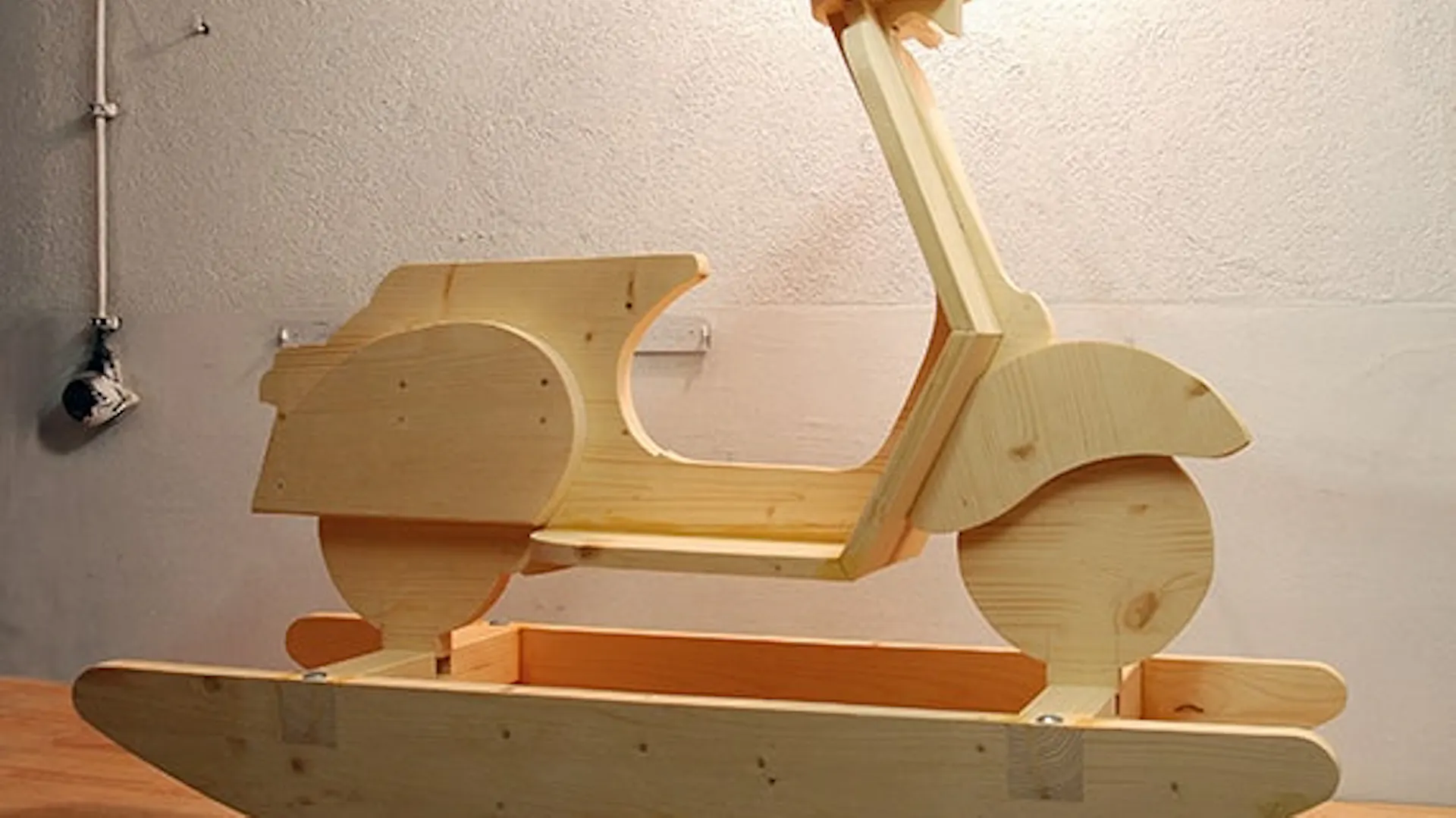 Drewniany skuter na biegunach DIY