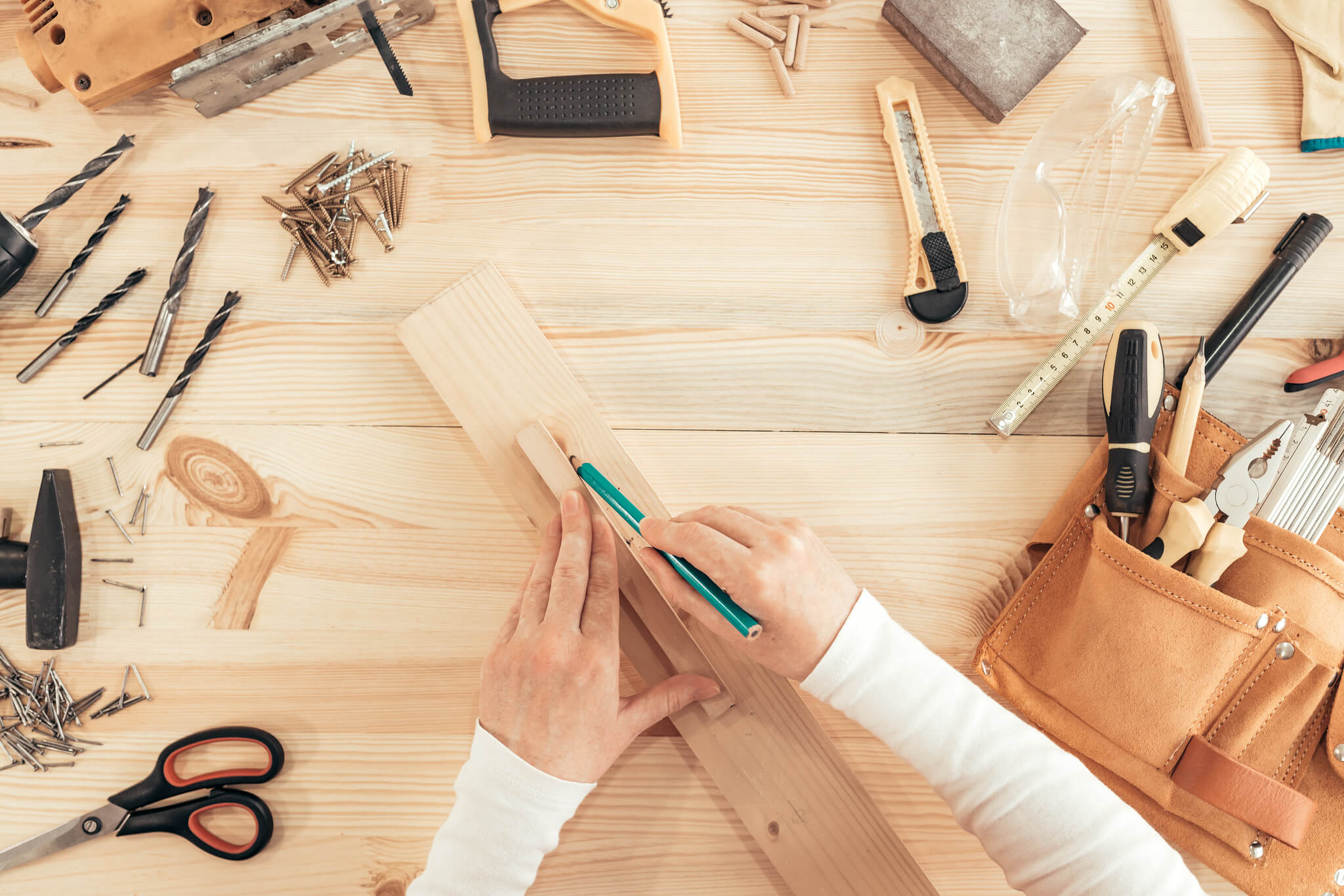 Kobieta przygotowuje choinkę DIY jako ozdobę świątecznego stołu