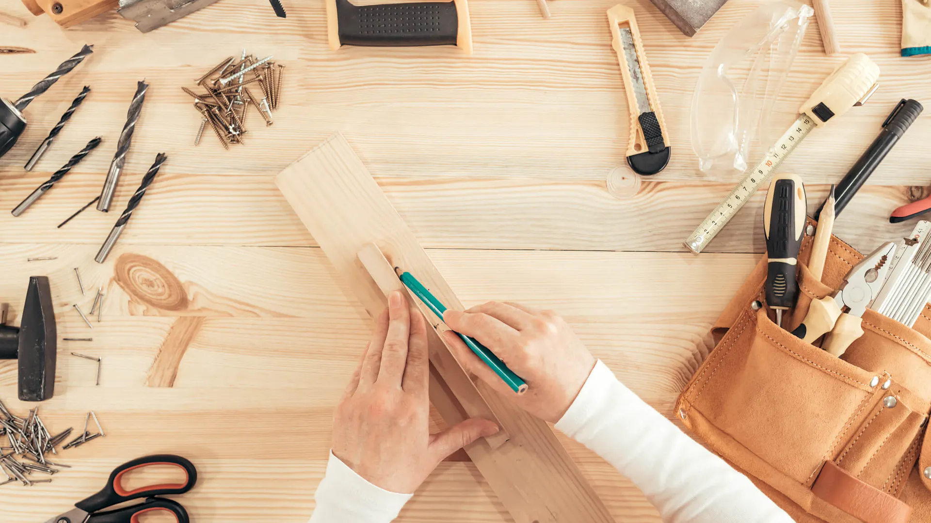 Kobieta przygotowuje choinkę DIY jako ozdobę świątecznego stołu