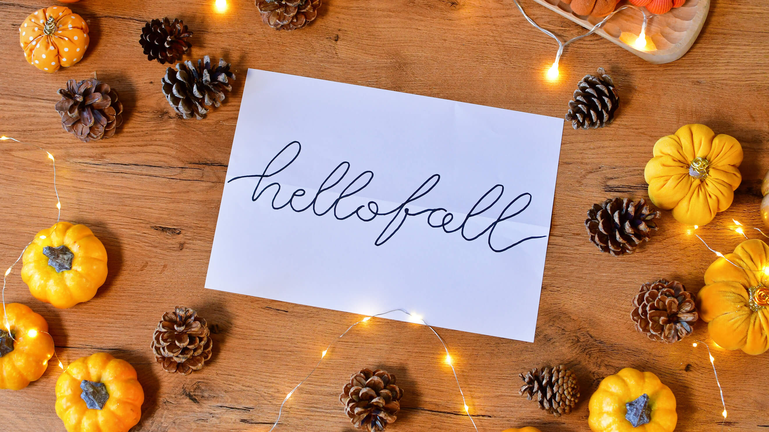 Napis hello fall do jesiennej dekoracji - szablon do wykonania napisu ze złotego drucika.