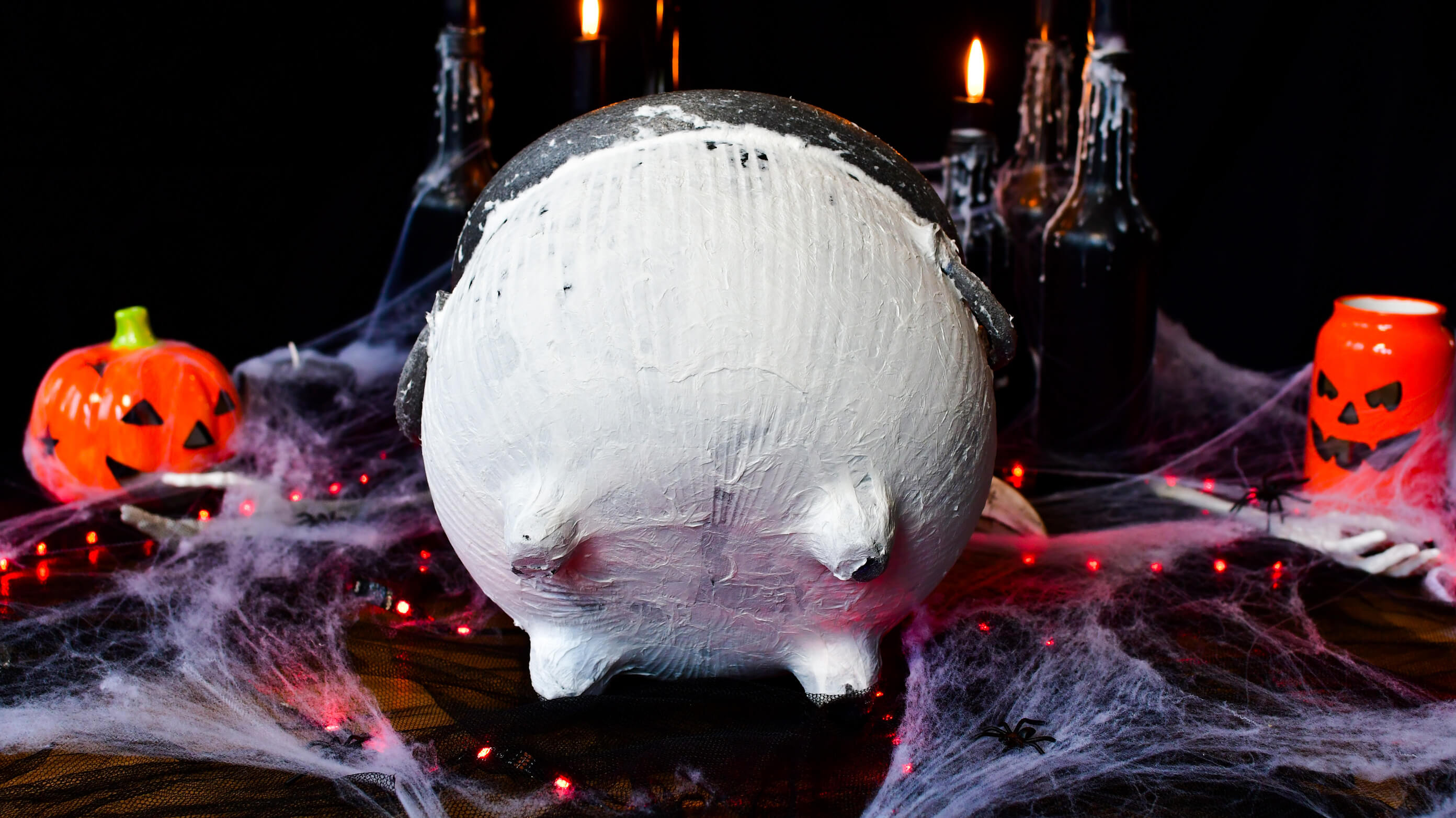 Przygotowywanie dekoracji na Halloween – kociołek czarownicy z użyciem techniki papier-mâché