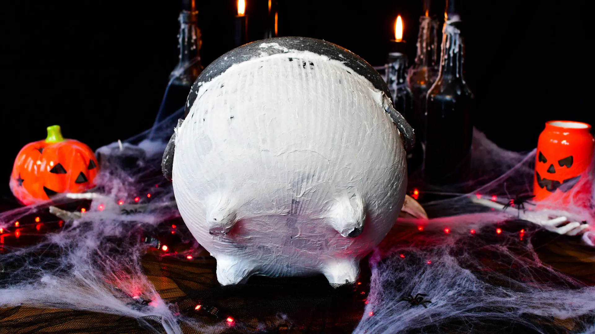 Przygotowywanie dekoracji na Halloween – kociołek czarownicy z użyciem techniki papier-mâché