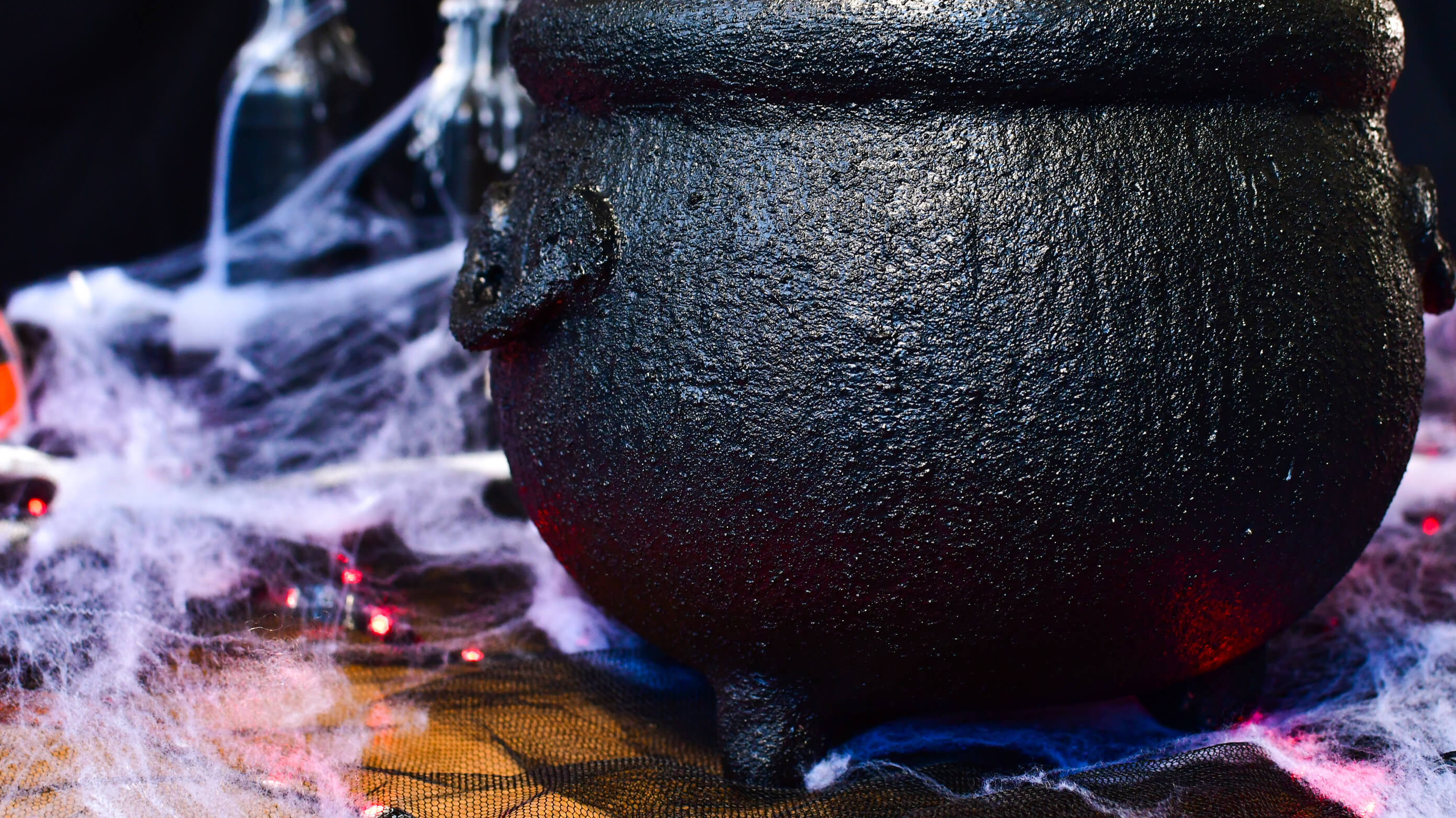 Jak zrobić ozdobę Halloween – kociołek czarownicy krok po kroku: pokrywanie kociołka czarną farbą