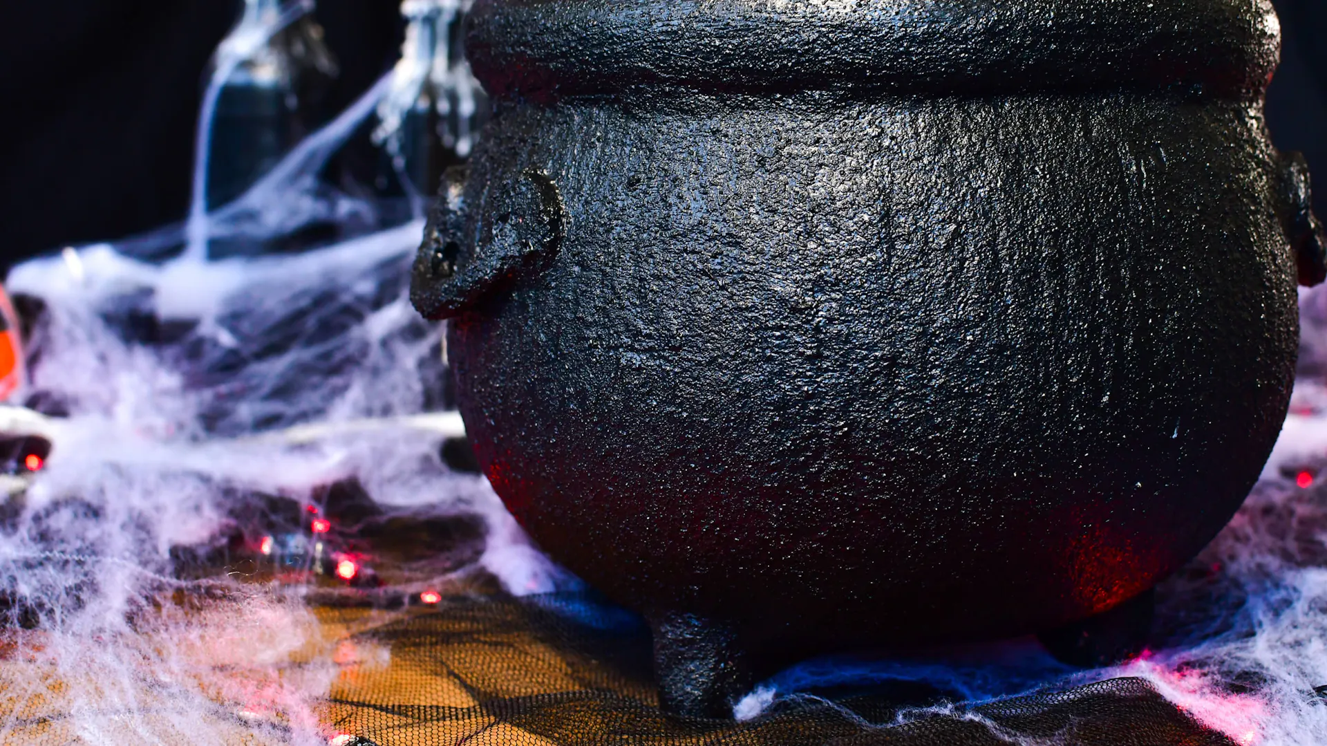 Jak zrobić ozdobę Halloween – kociołek czarownicy krok po kroku: pokrywanie kociołka czarną farbą
