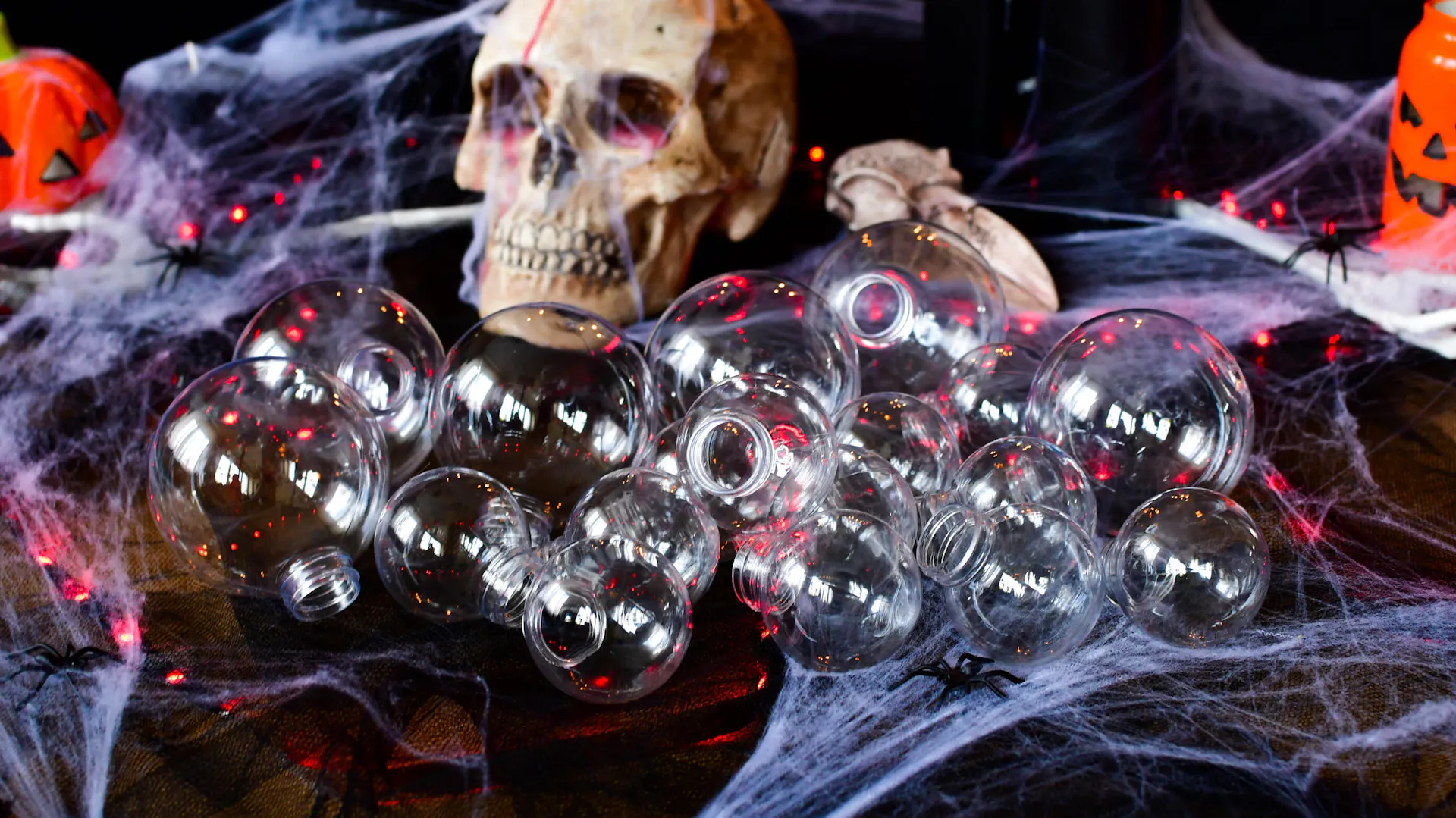 Bombki mające imitować bańki do ozdoby na Halloween DIY- kociołek czarownicy
