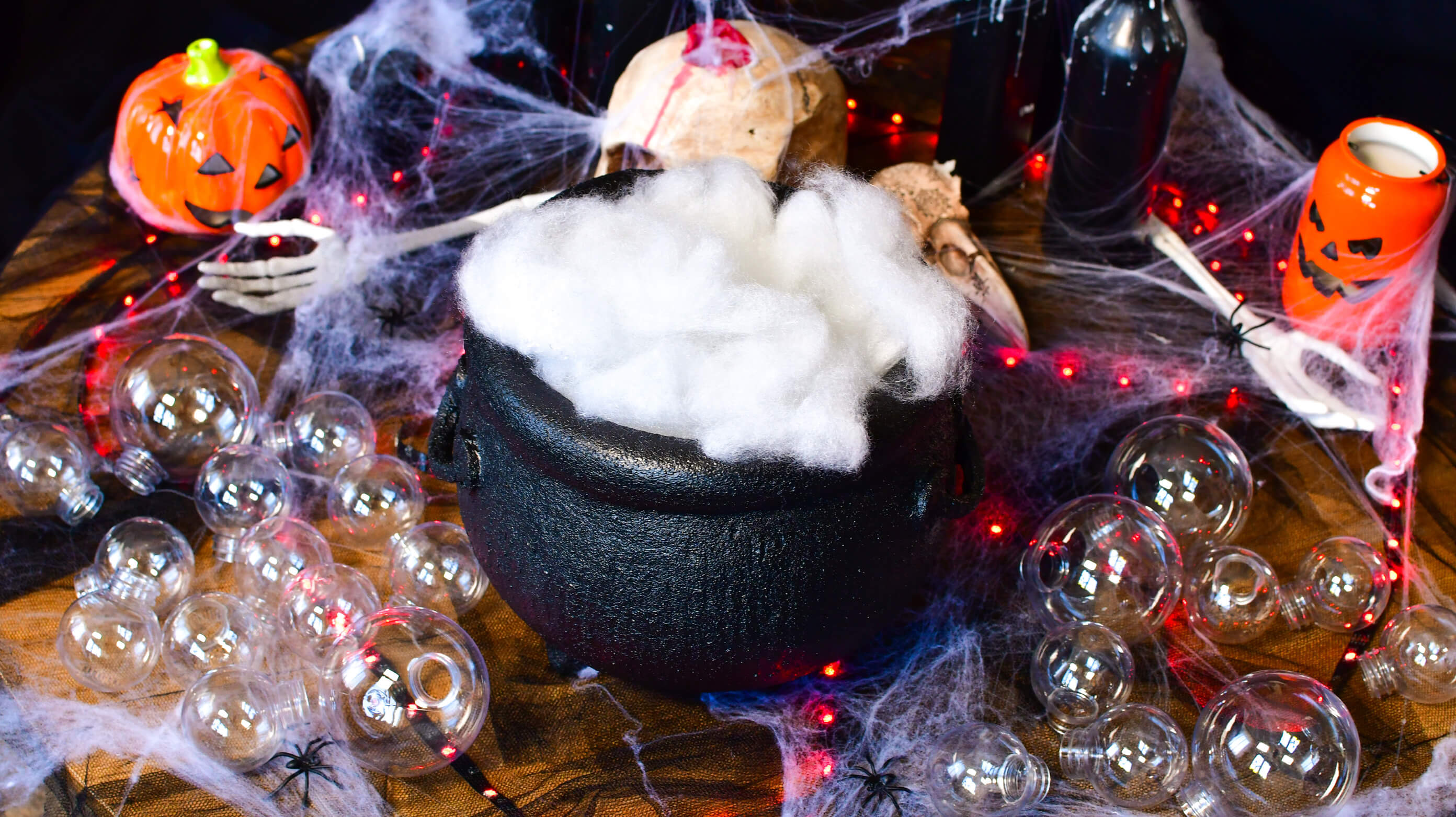 Jak zrobić ozdobę Halloween – kociołek czarownicy: przygotowanie wypełnienia dekoracji DIY