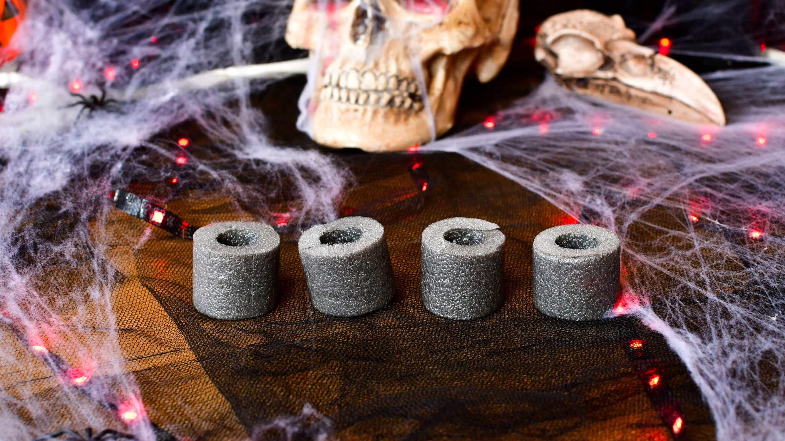 Ozdoba na Halloween DIY - materiały niezbędne do przygotowania podstawy kociołka czarownicy 