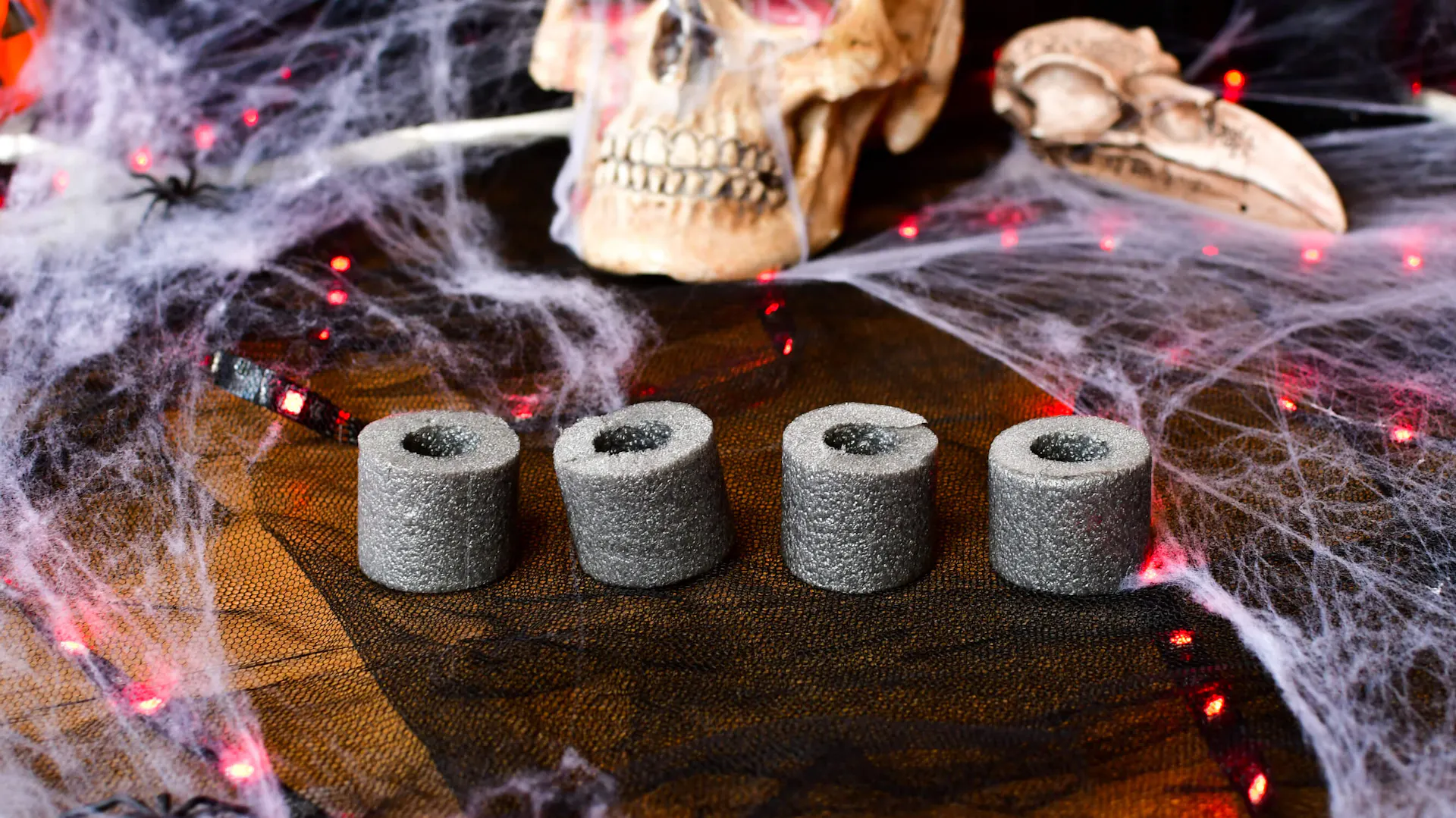 Ozdoba na Halloween DIY - materiały niezbędne do przygotowania podstawy kociołka czarownicy