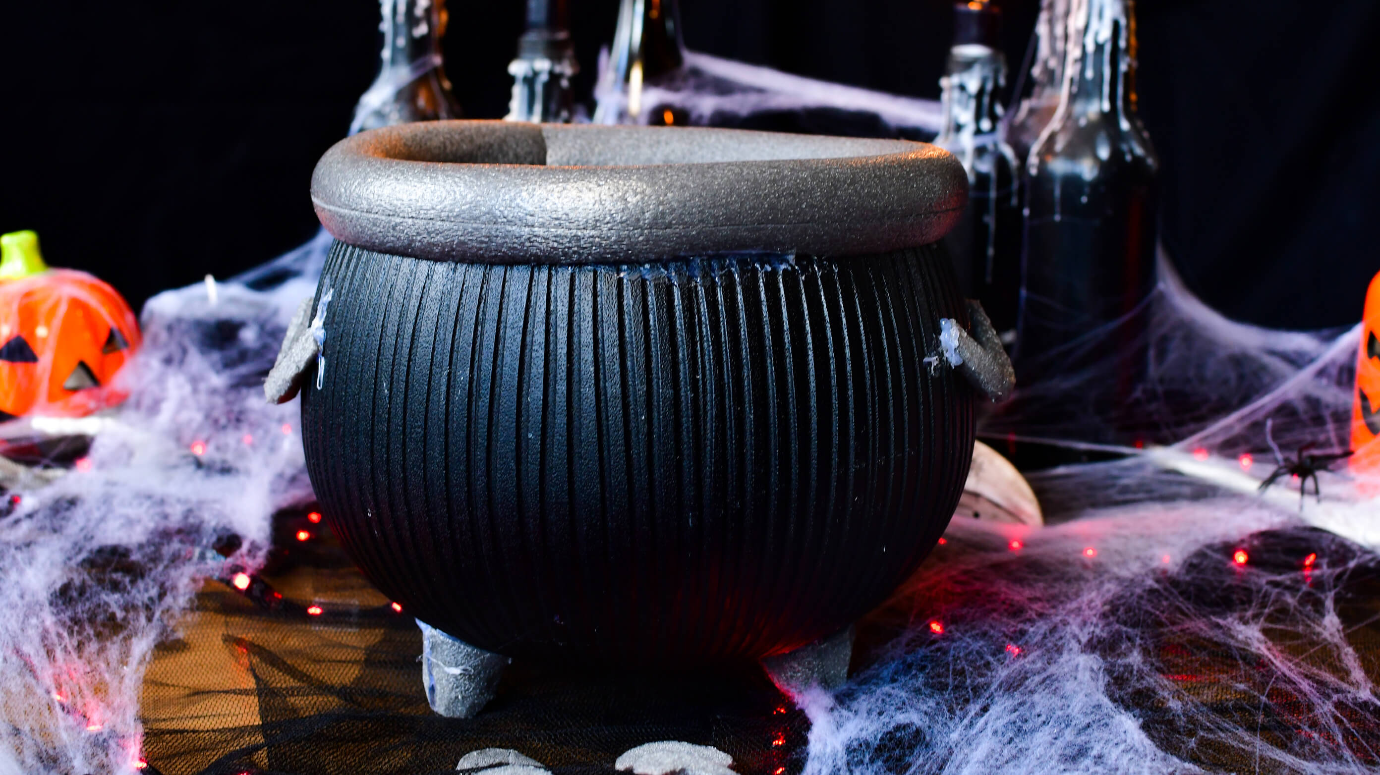 Etap wykonywania ozdoby Halloween – kociołka czarownicy - przycinanie nóżek z otuliny
