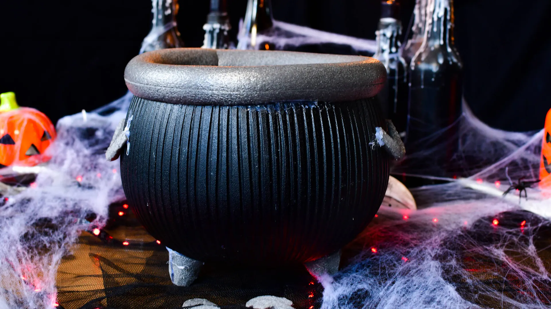 Etap wykonywania ozdoby Halloween – kociołka czarownicy - przycinanie nóżek z otuliny