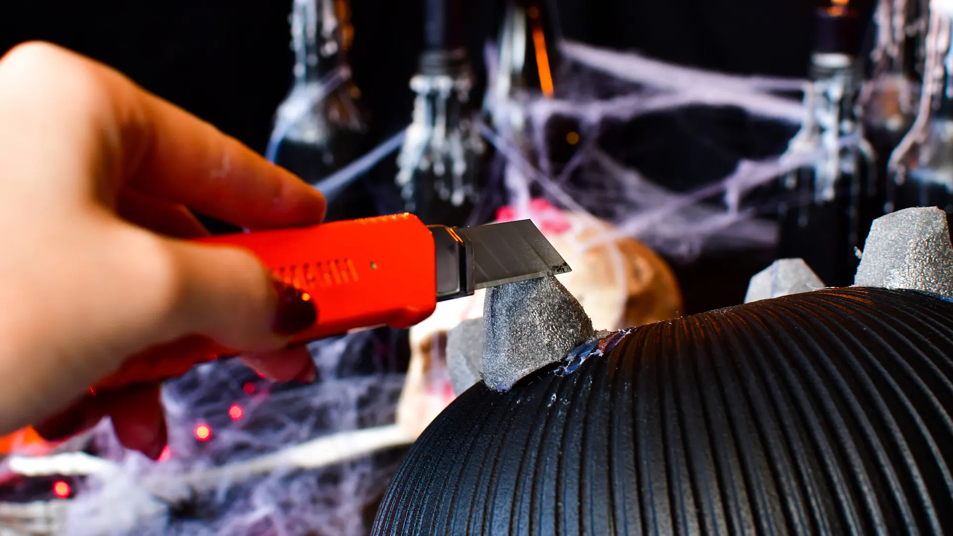 Etap wykonywania ozdoby Halloween – kociołka czarownicy - przycinanie nóżek z otuliny